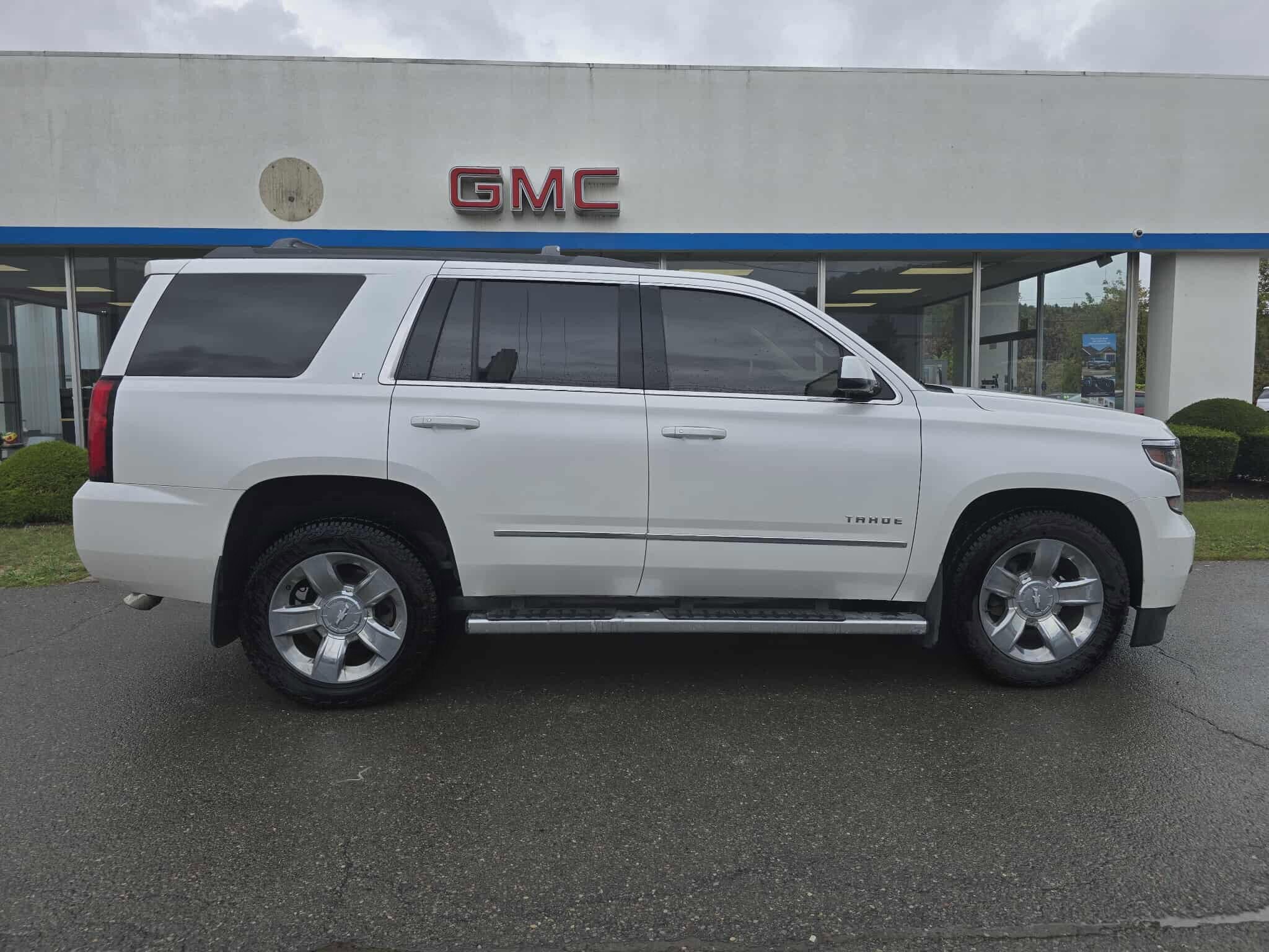 2017 Chevrolet Tahoe LT photo 2
