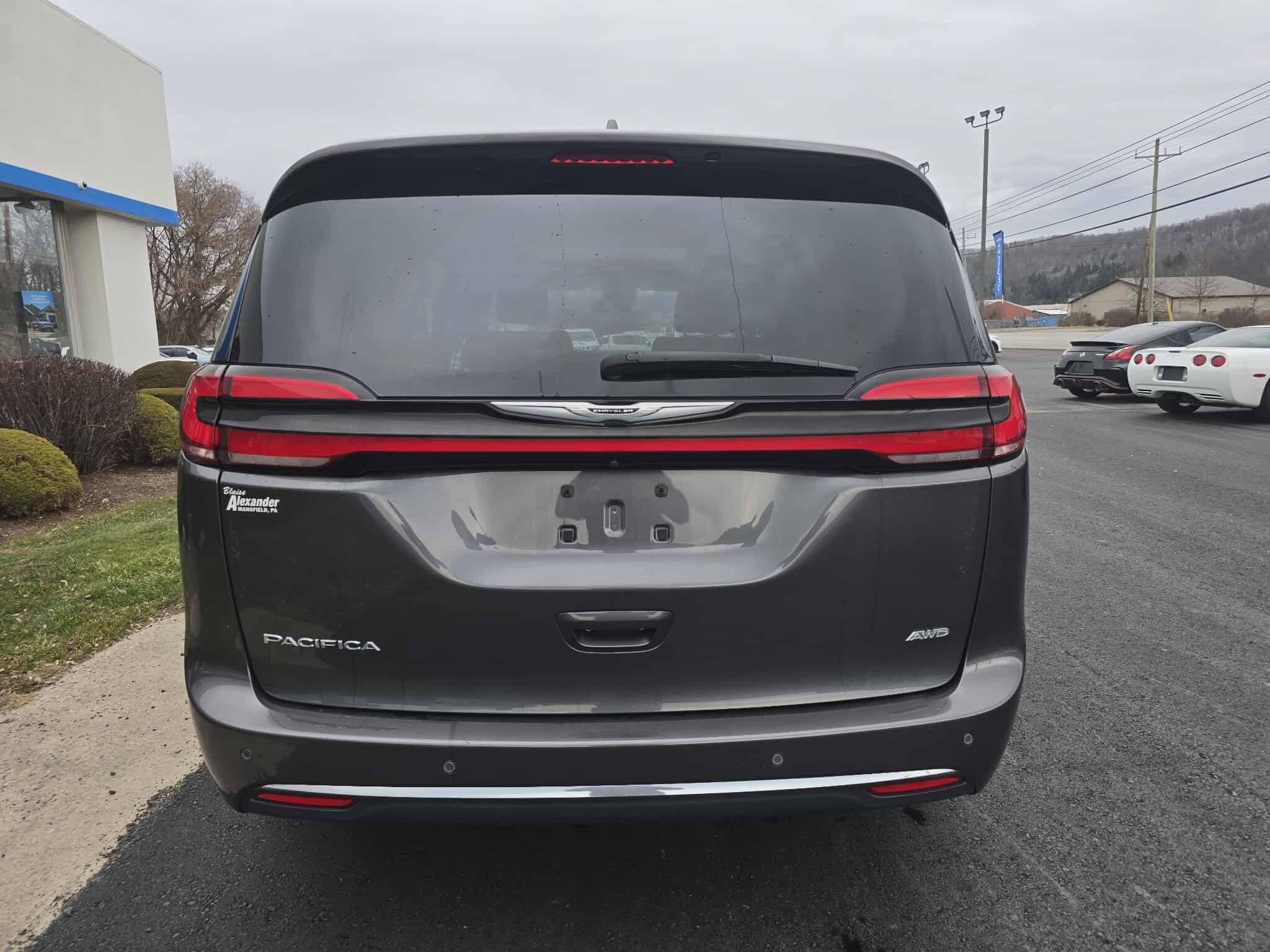 2022 Chrysler Pacifica Touring L photo 3