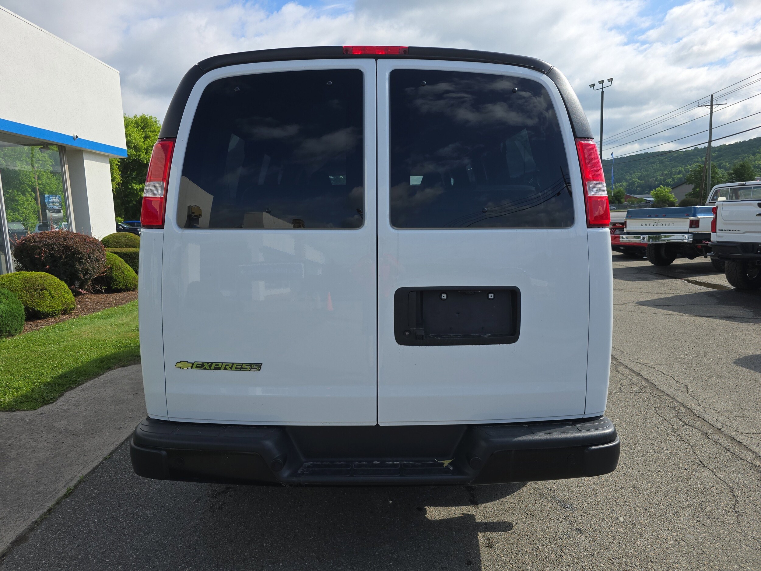 2023 Chevrolet Express Passenger LS photo 4