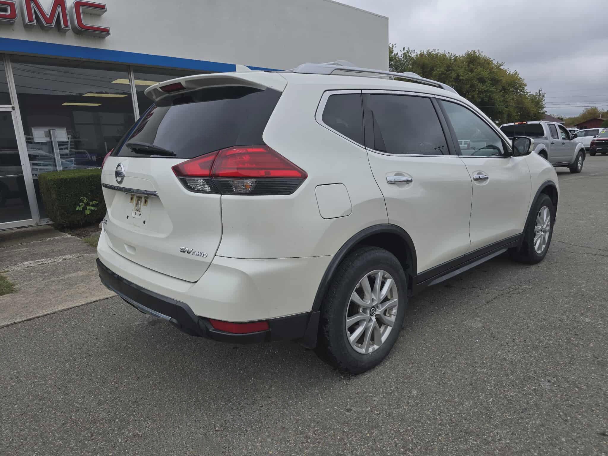 2017 Nissan Rogue SV photo 2