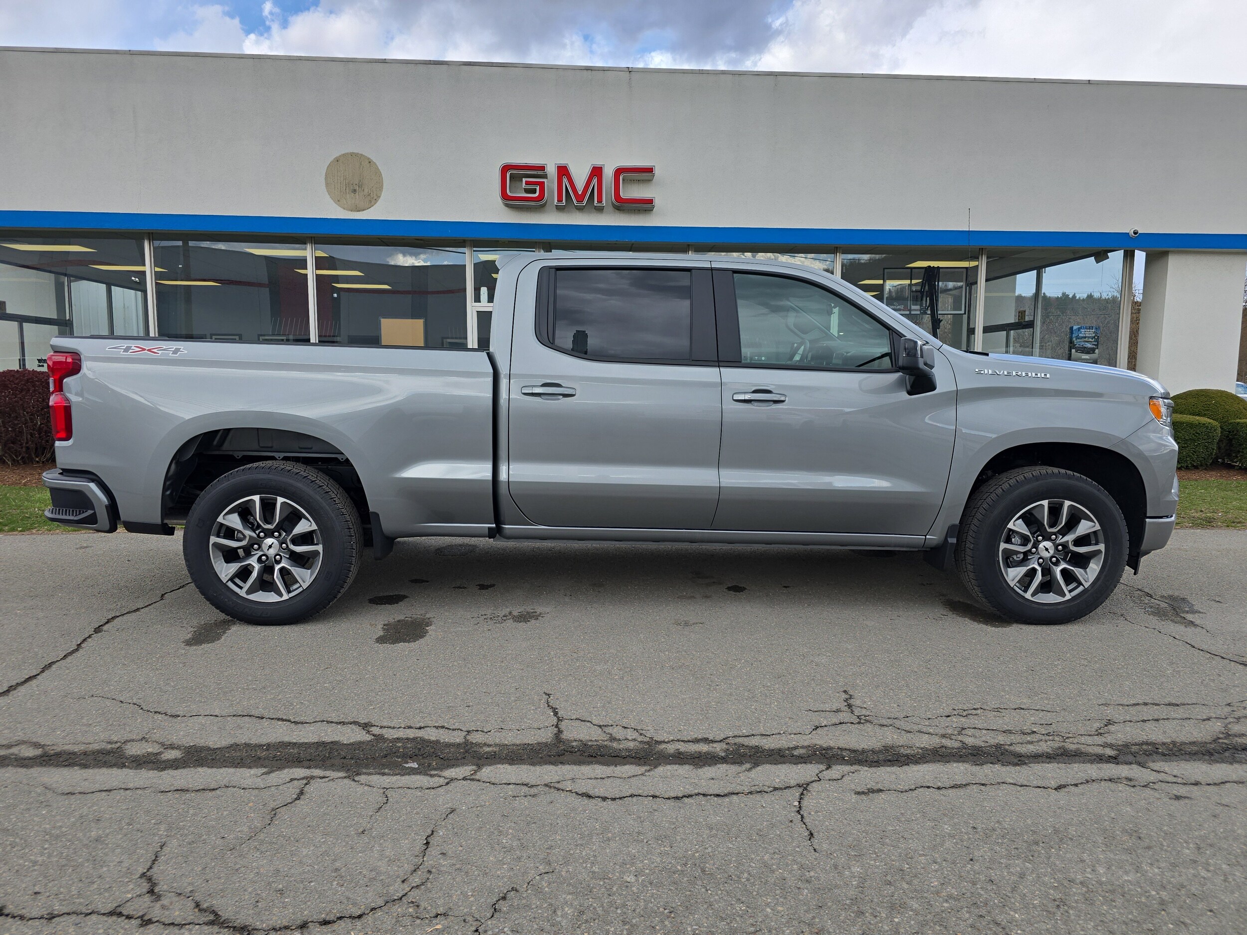 2025 Chevrolet Silverado 1500 RST photo 2