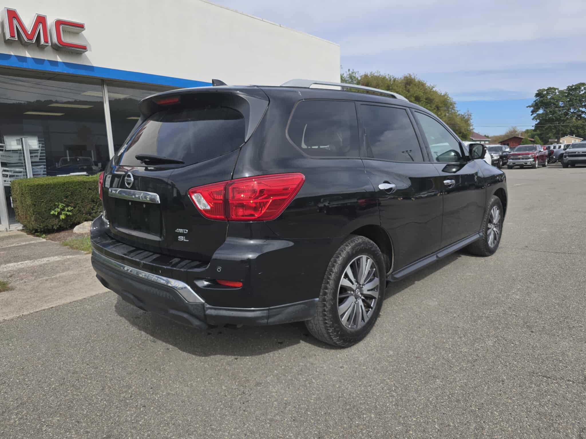 2020 Nissan Pathfinder SL photo 2