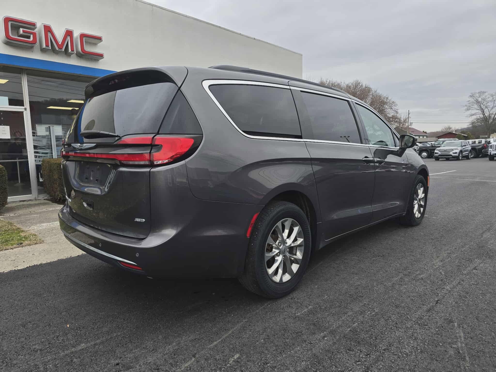 2022 Chrysler Pacifica Touring L photo 2