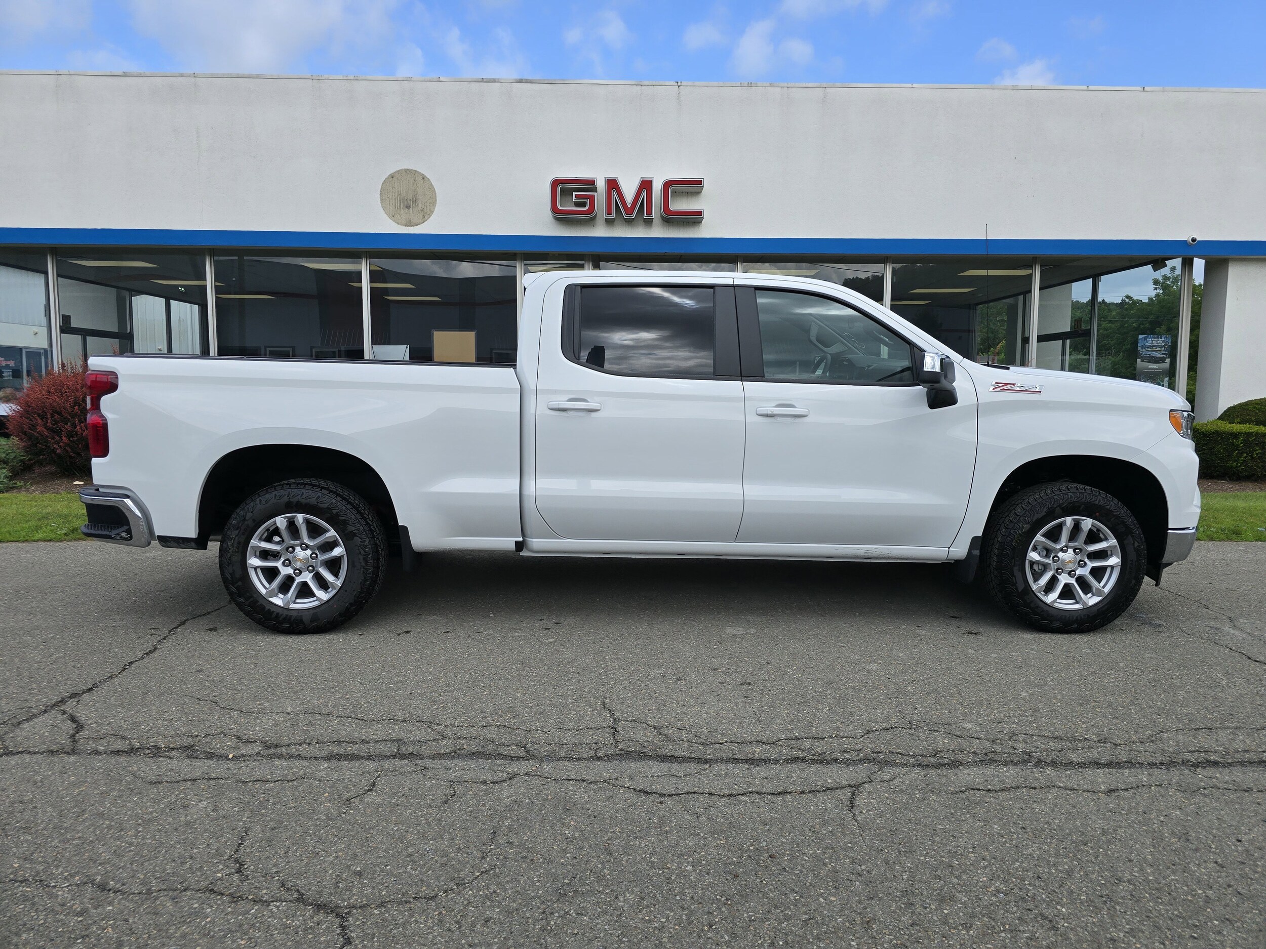 2026 Chevrolet Silverado 1500 LT photo 2