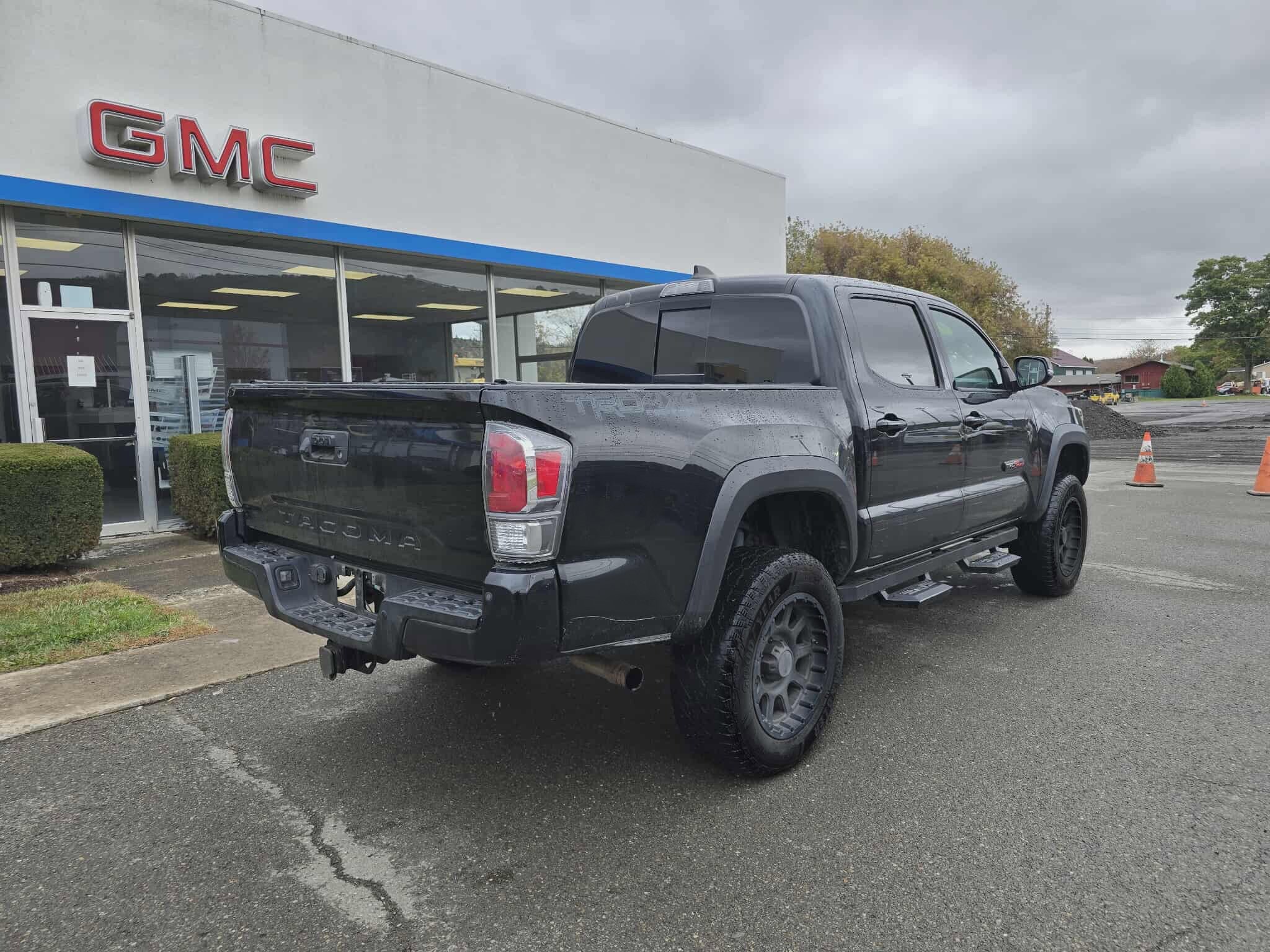 2020 Toyota Tacoma TRD Off-Road photo 2