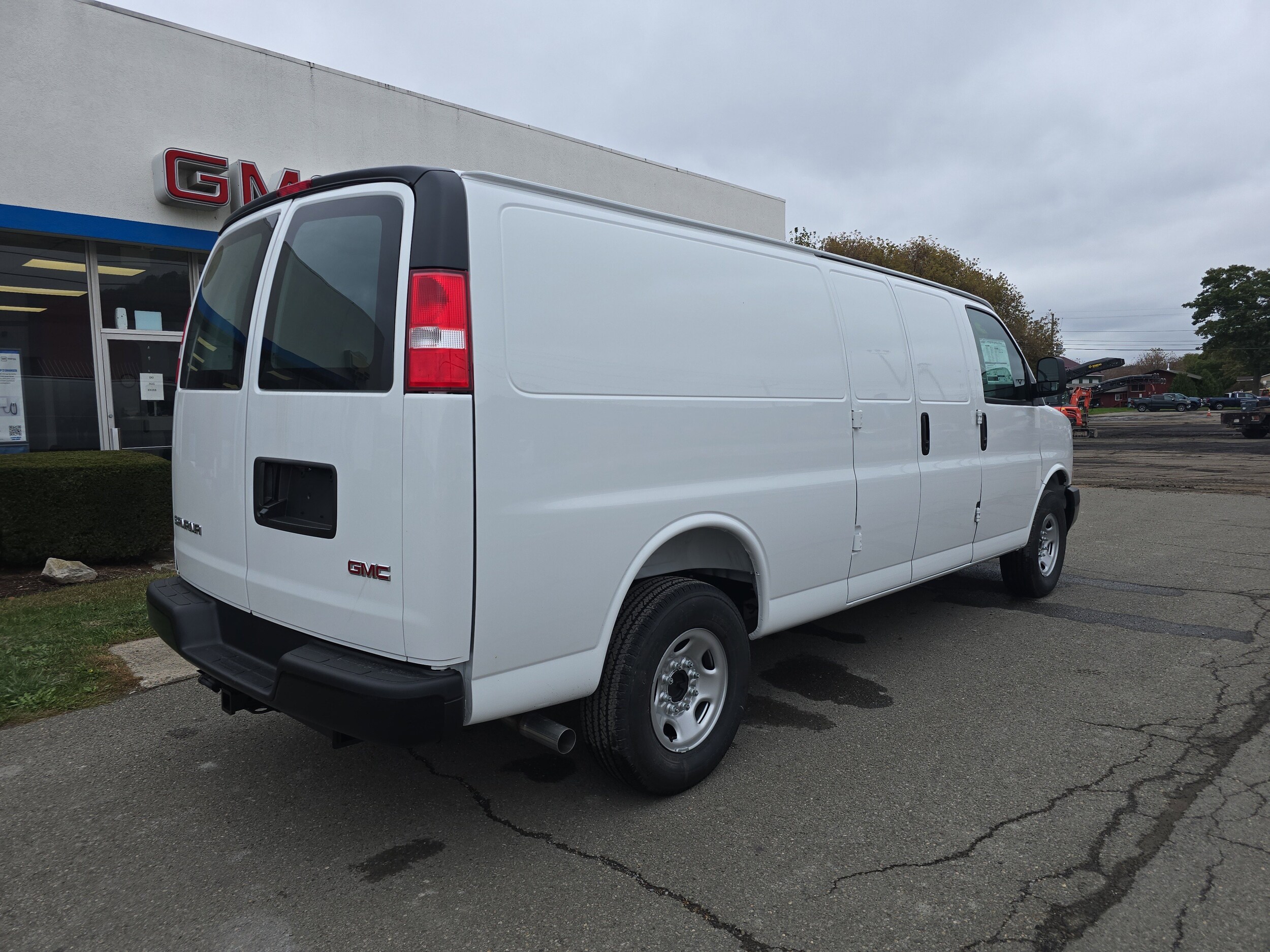 2025 Gmc Savana Cargo 3500 photo 3