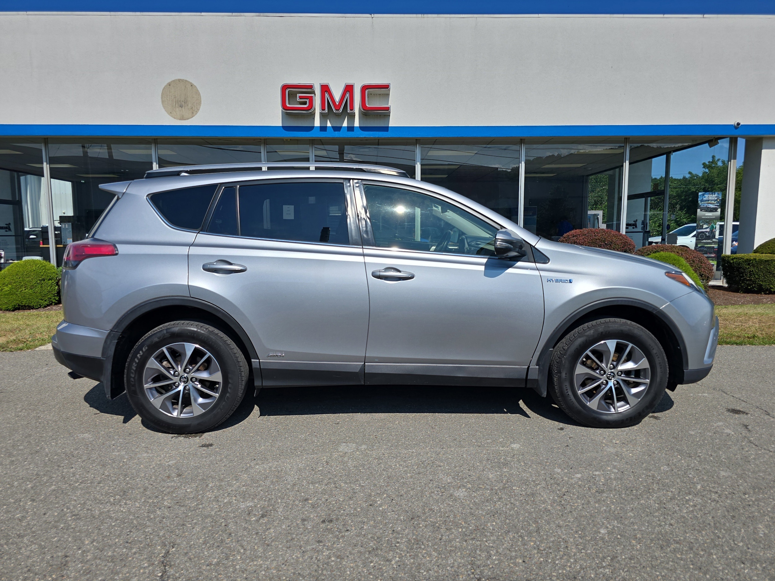 2018 Toyota RAV4 Hybrid LE photo 2