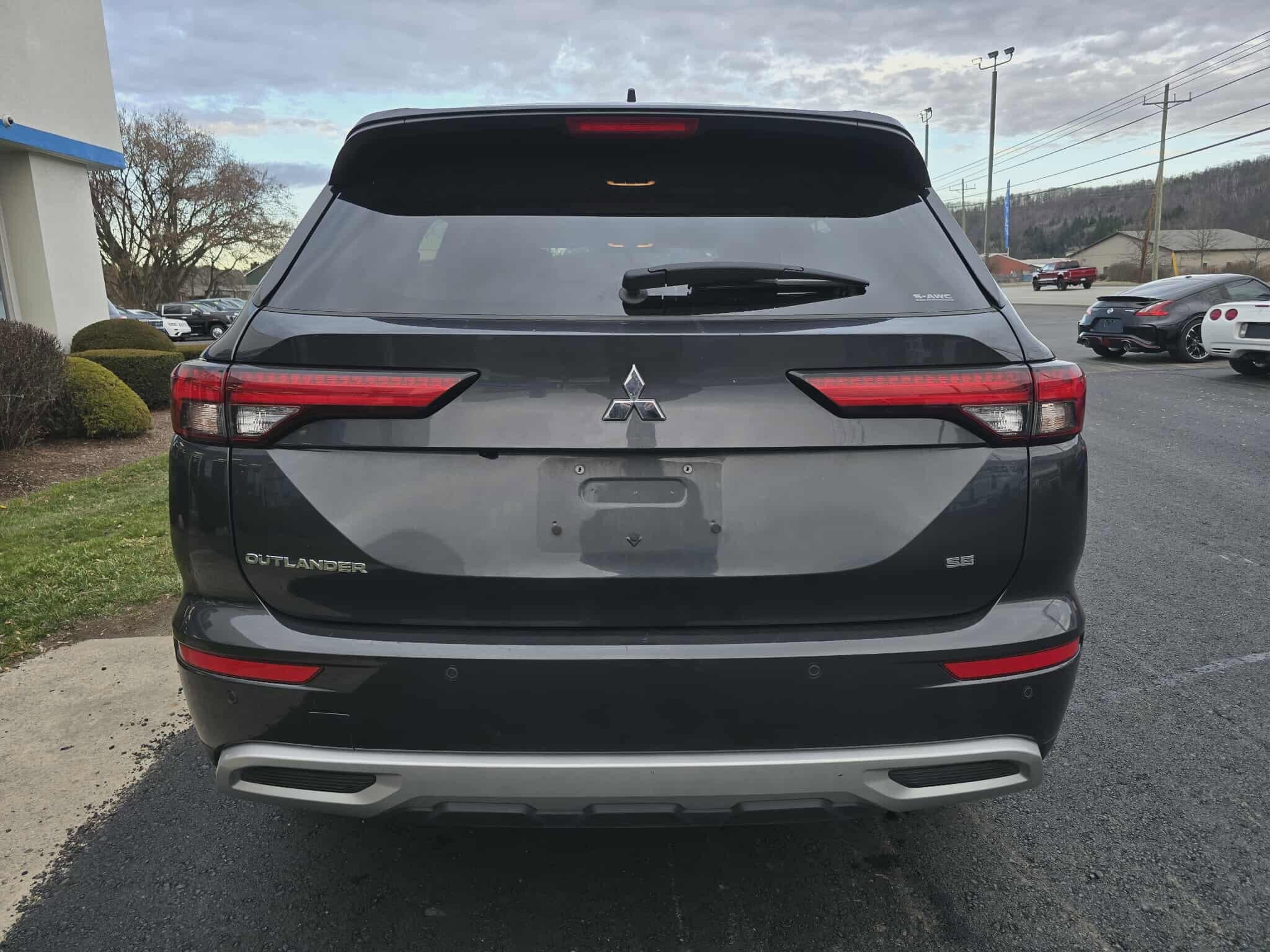 2024 Mitsubishi Outlander SE photo 4