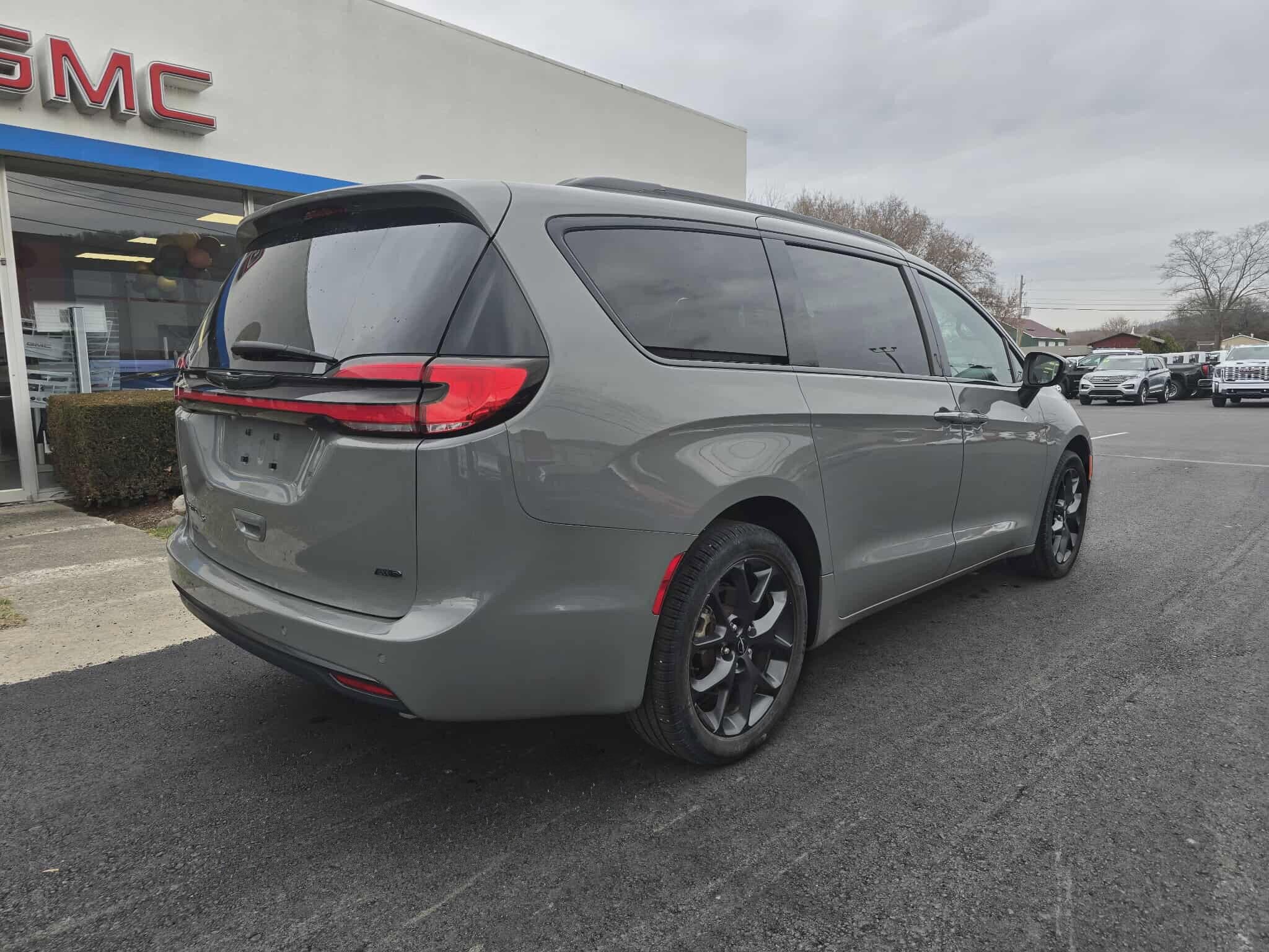 2023 Chrysler Pacifica Touring L photo 3