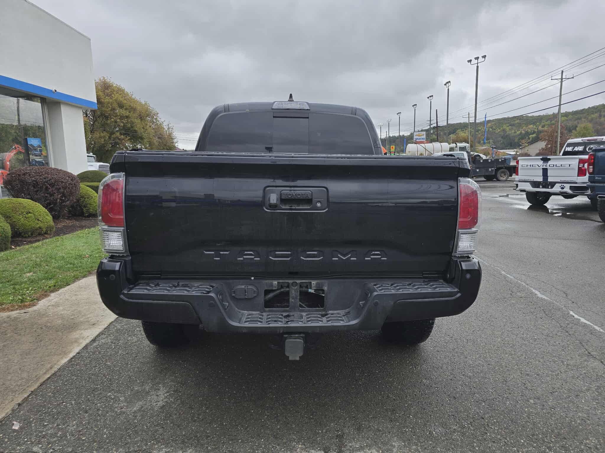 2020 Toyota Tacoma TRD Off-Road photo 3