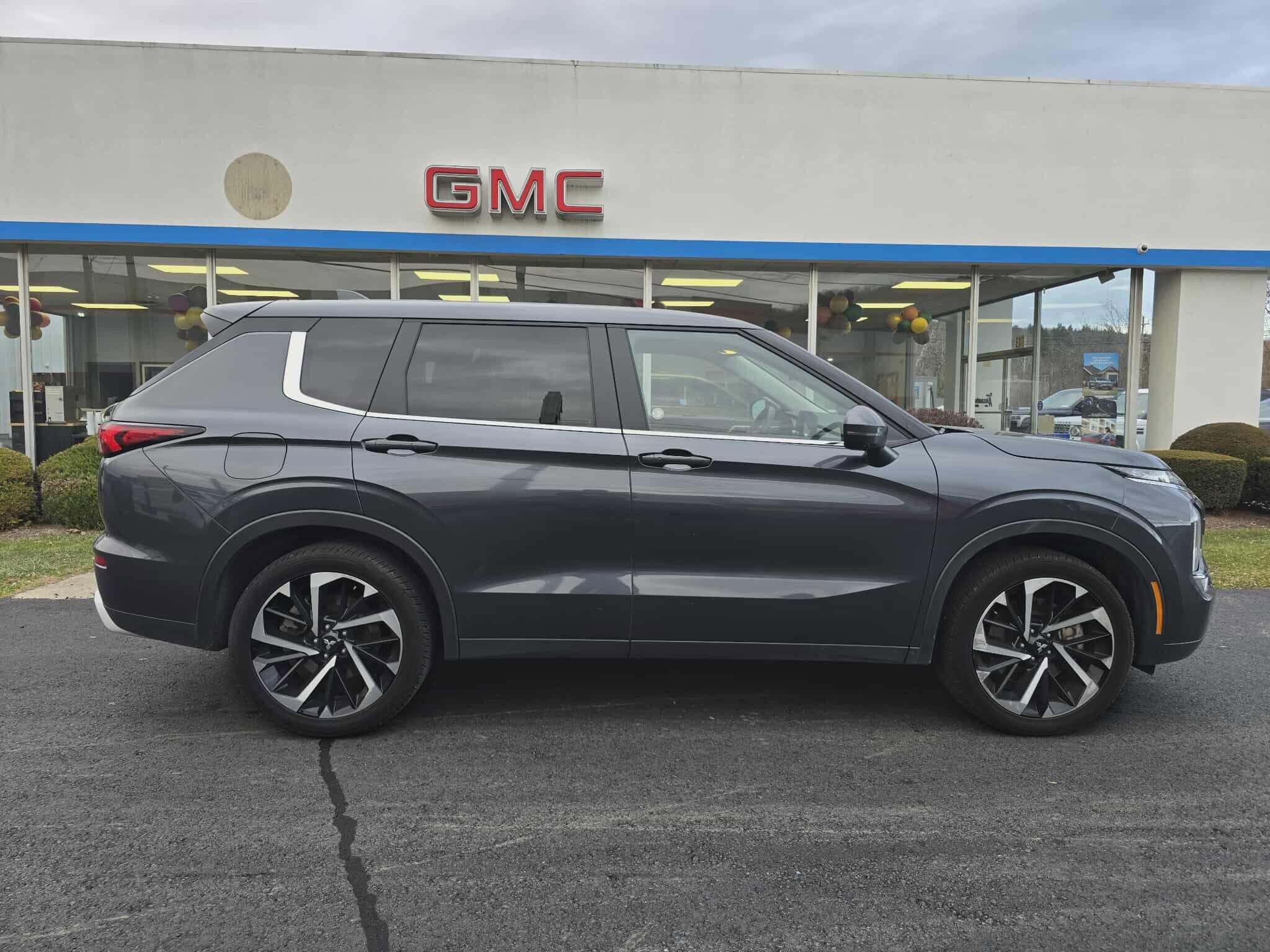 2024 Mitsubishi Outlander SE photo 2