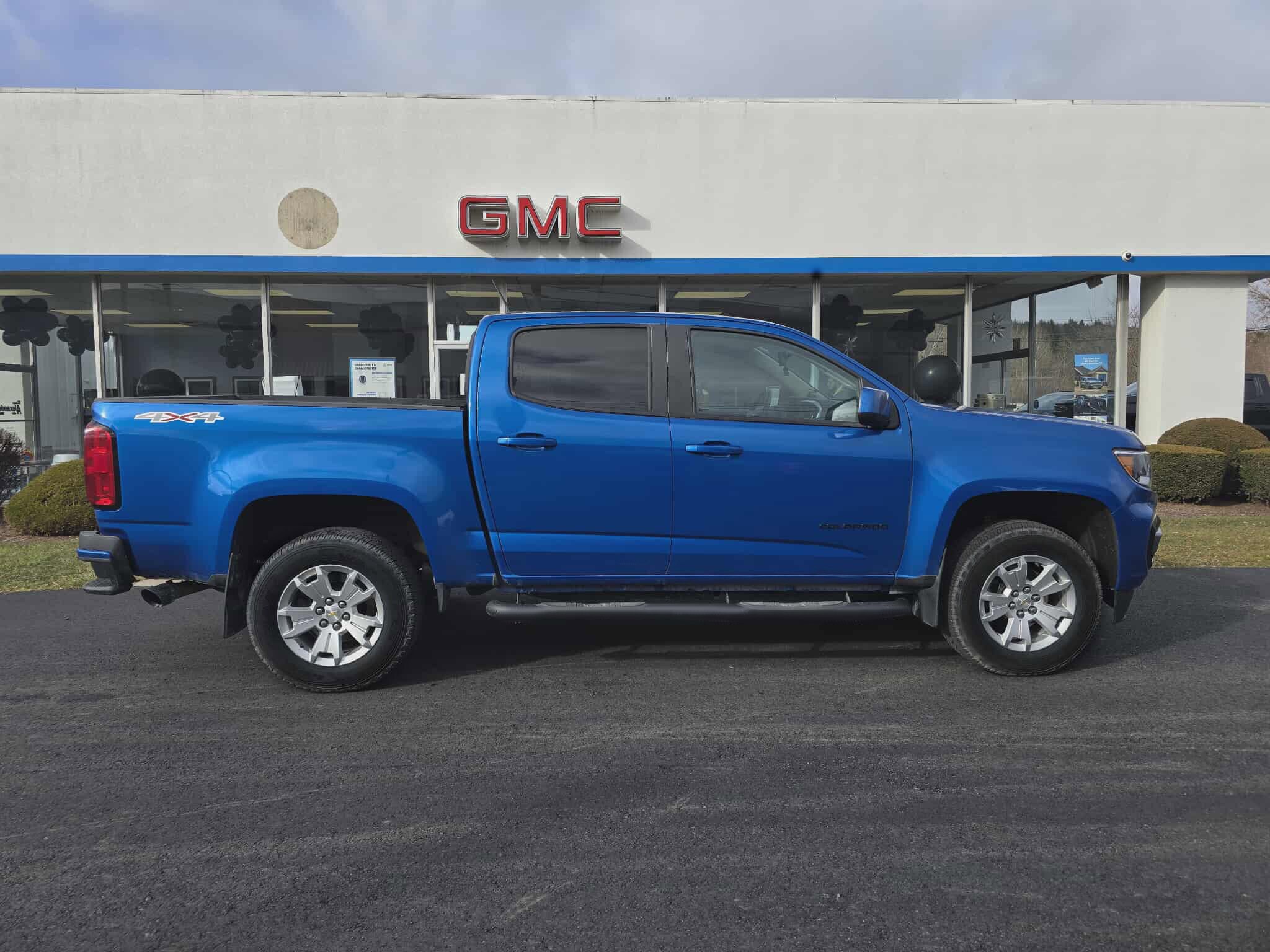 2022 Chevrolet Colorado LT photo 2