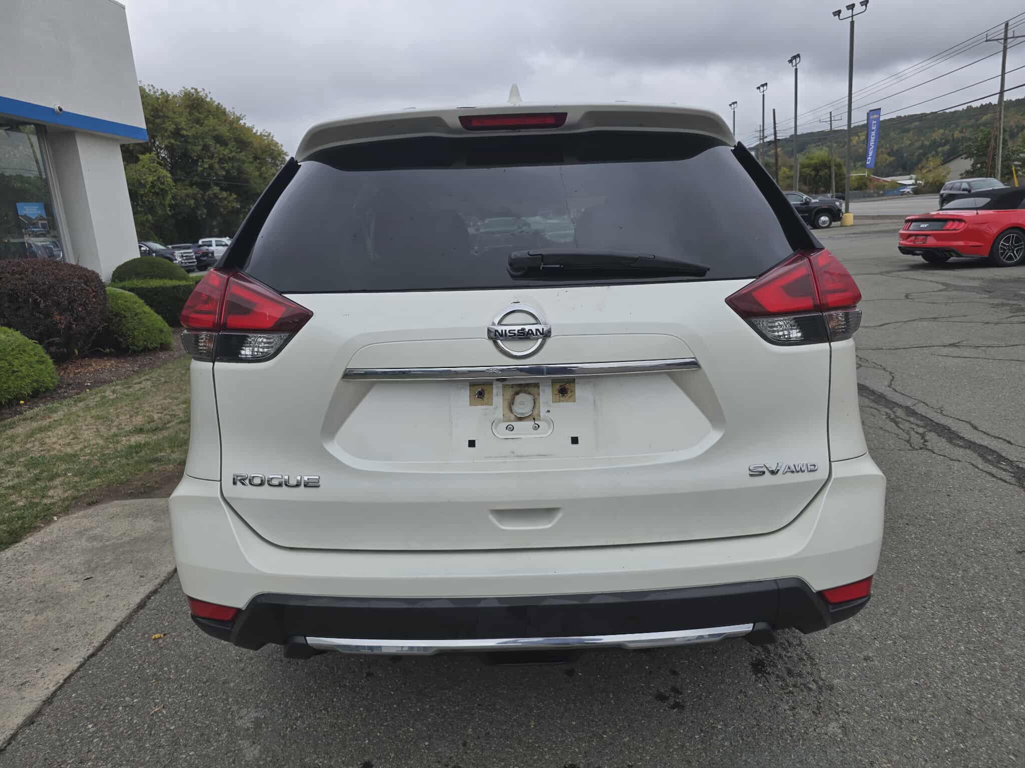 2017 Nissan Rogue SV photo 3