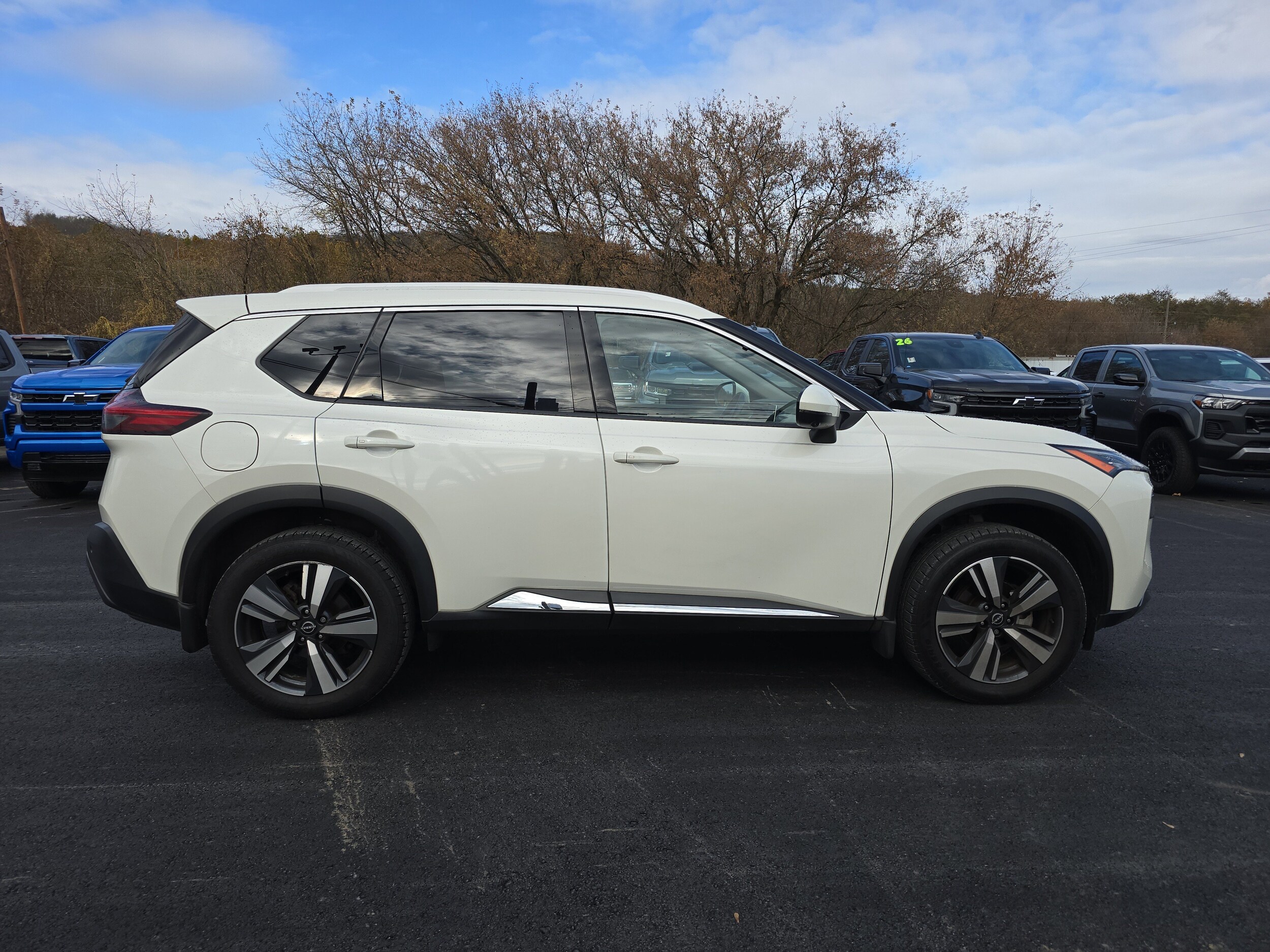 2023 Nissan Rogue SL photo 2