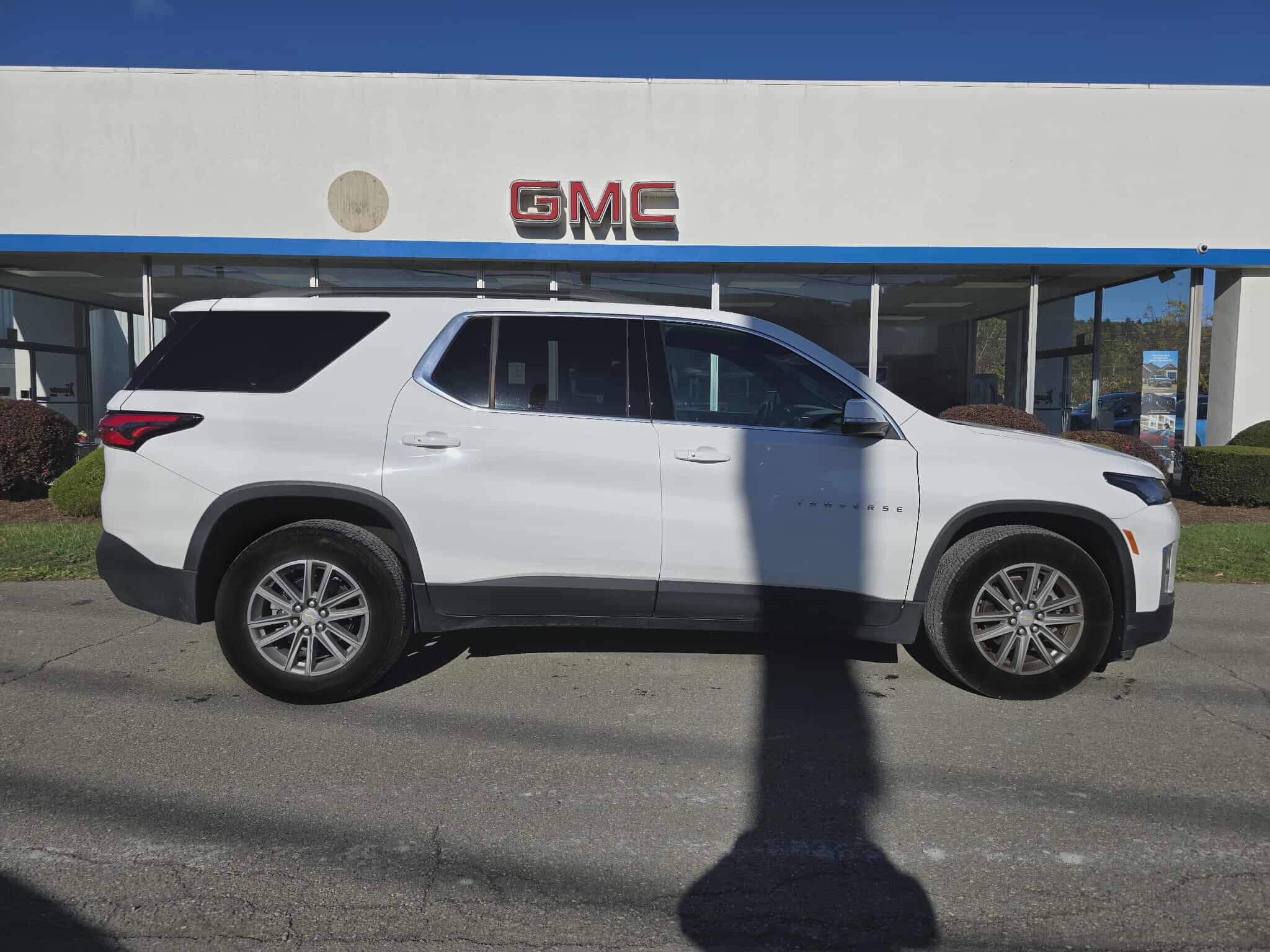 2023 Chevrolet Traverse Cloth photo 2