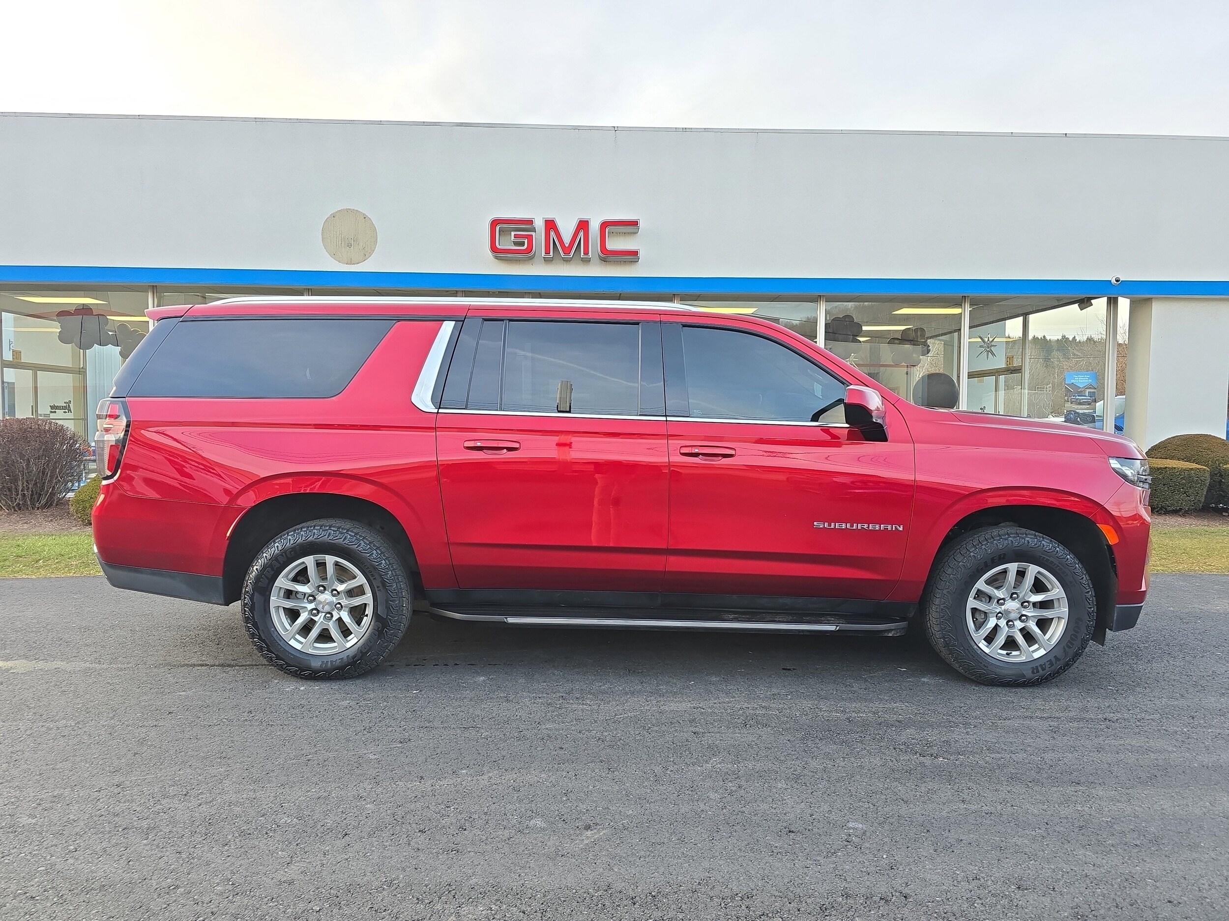 2022 Chevrolet Suburban LS photo 2