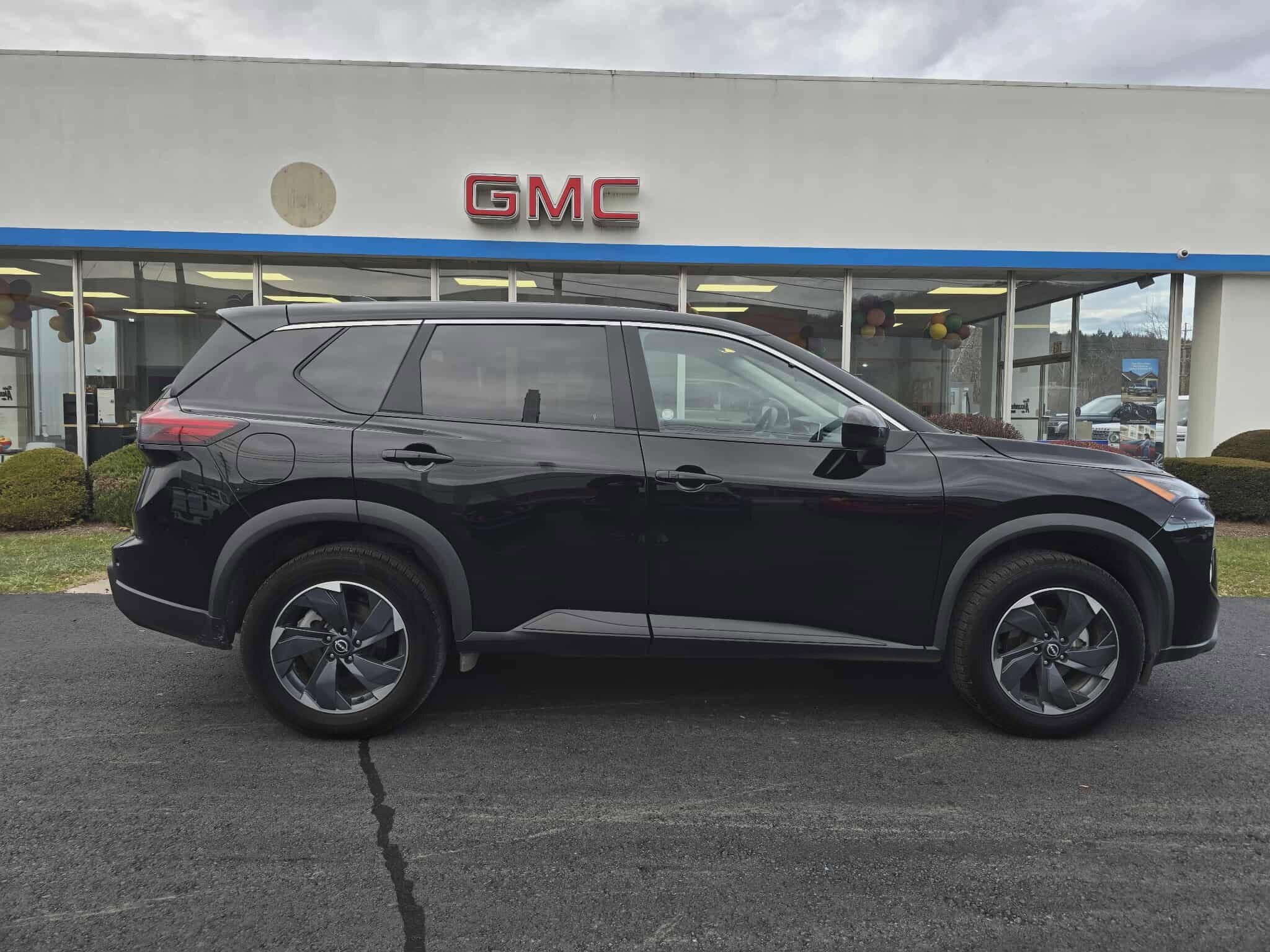 2024 Nissan Rogue SV photo 2