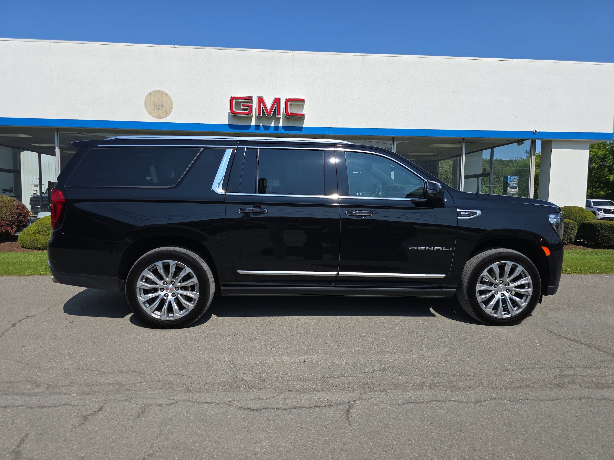 Used 2022 GMC Yukon XL Denali with VIN 1GKS2JKL1NR195999 for sale in Montoursville, PA