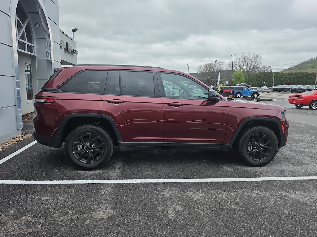 Used 2025 Jeep Grand Cherokee Altitude Laredo SUV