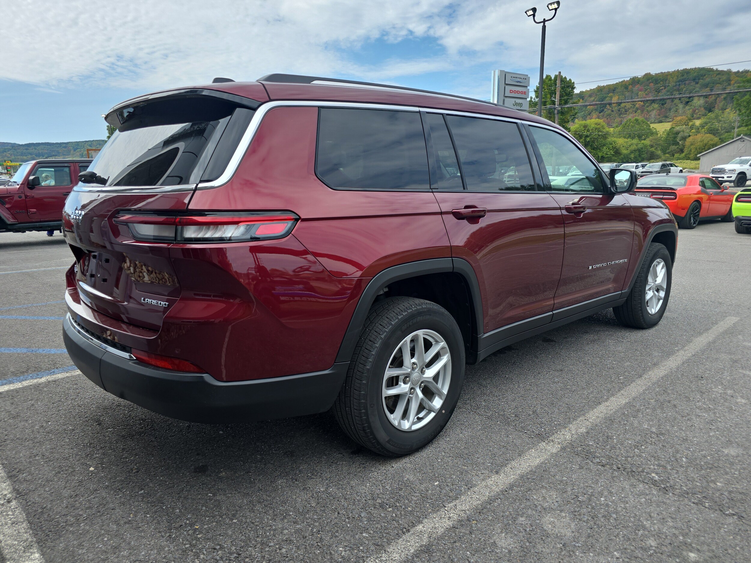 2022 Jeep Grand Cherokee Laredo photo 2