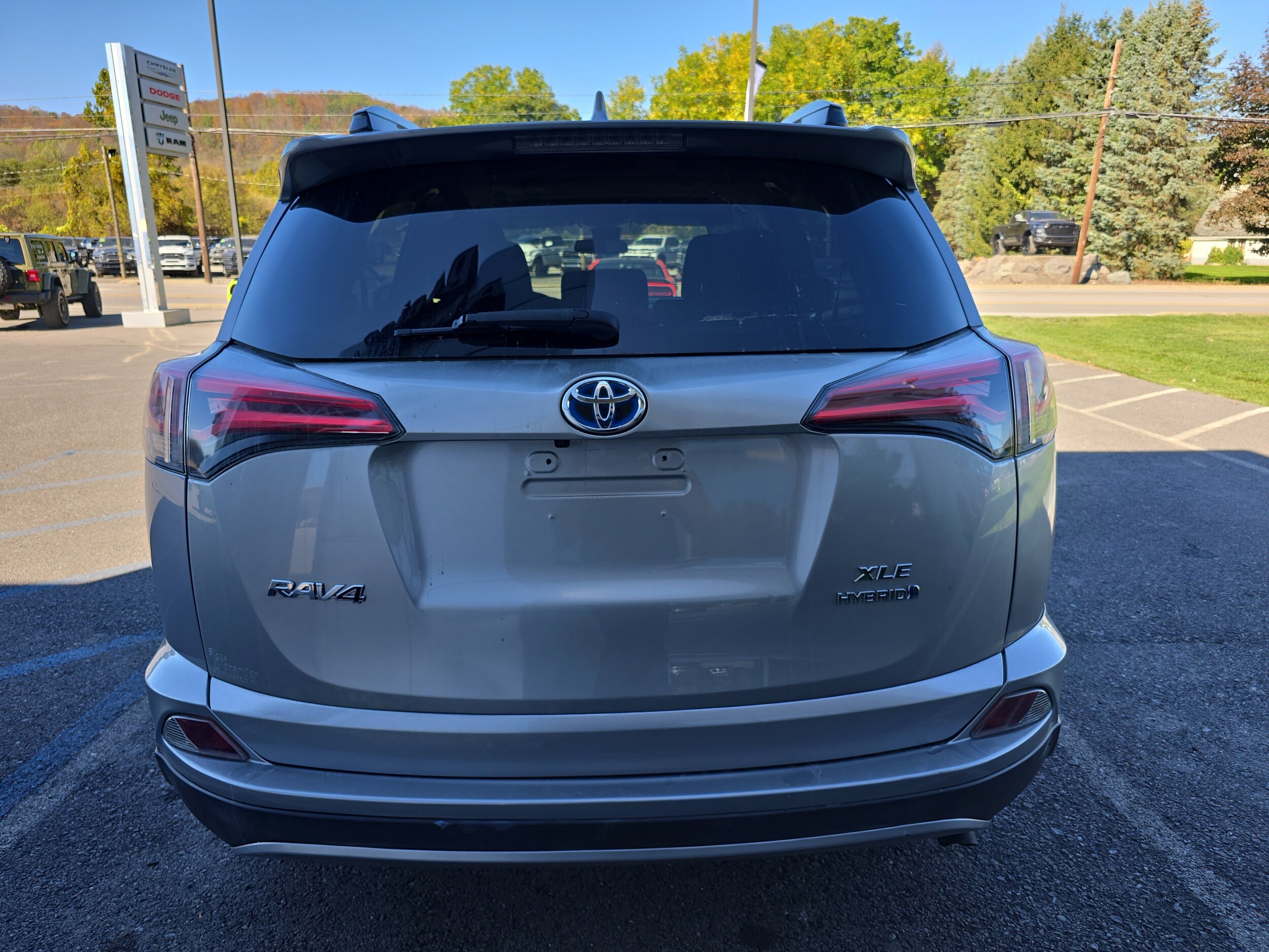 2018 Toyota RAV4 Hybrid XLE photo 3