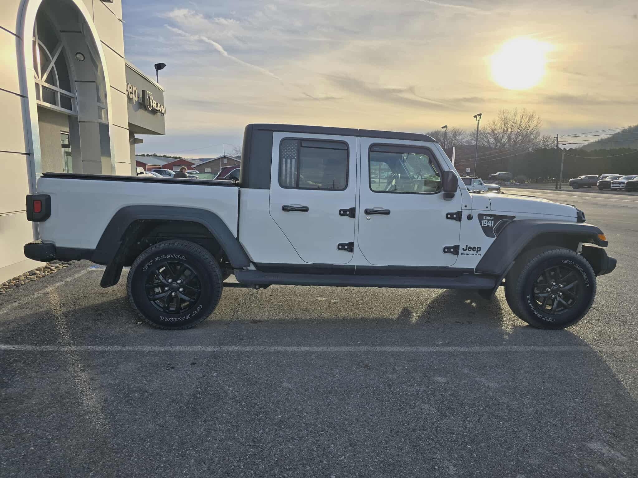 2020 Jeep Gladiator Sport S photo 2