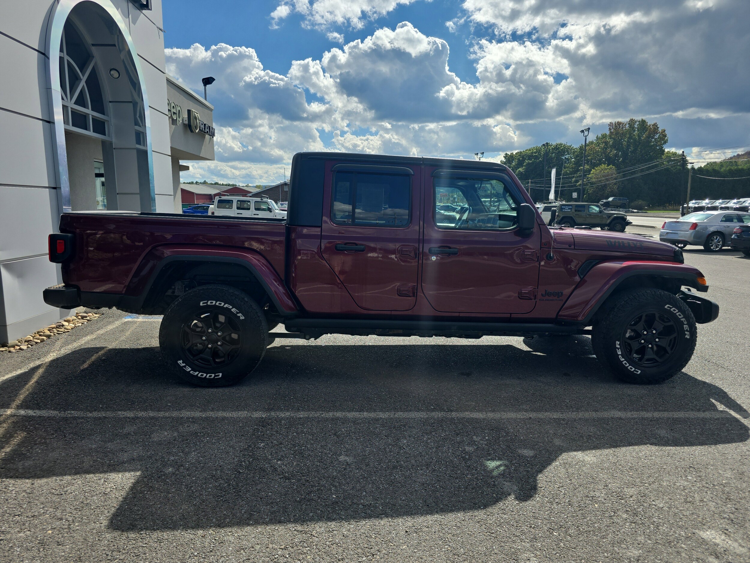2021 Jeep Gladiator Willys photo 2