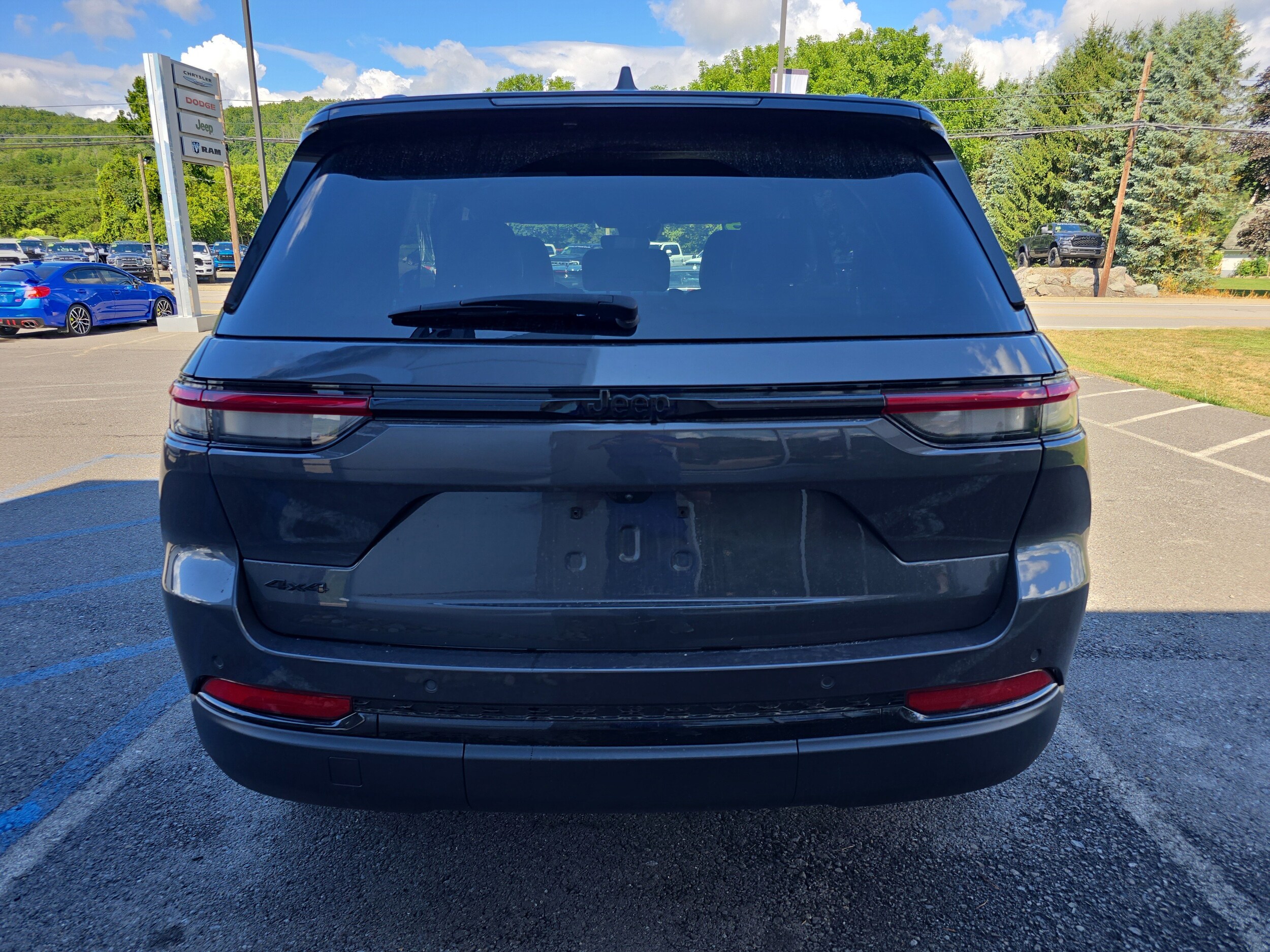 2023 Jeep Grand Cherokee Altitude photo 3