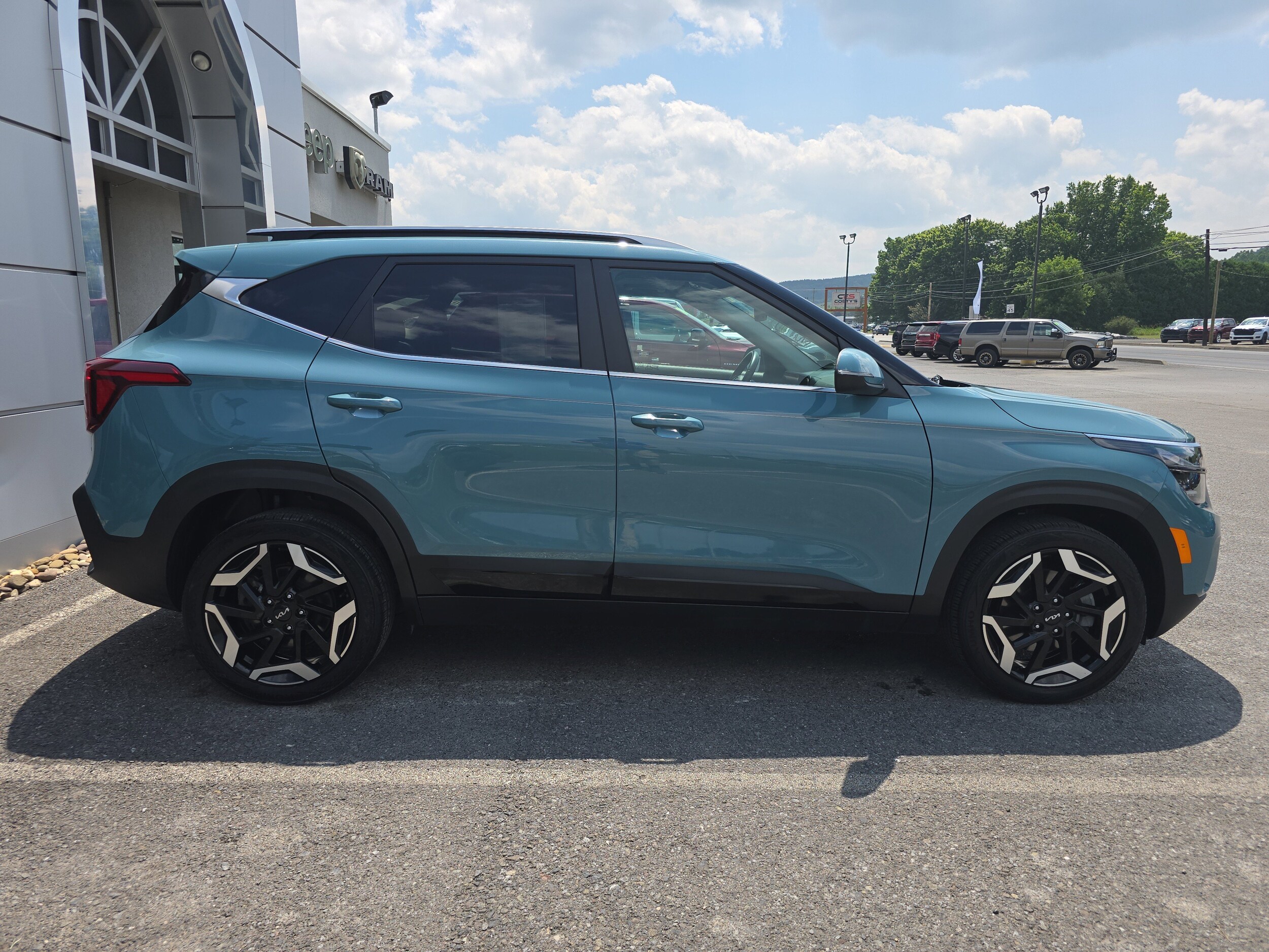 2024 Kia Seltos SX photo 2