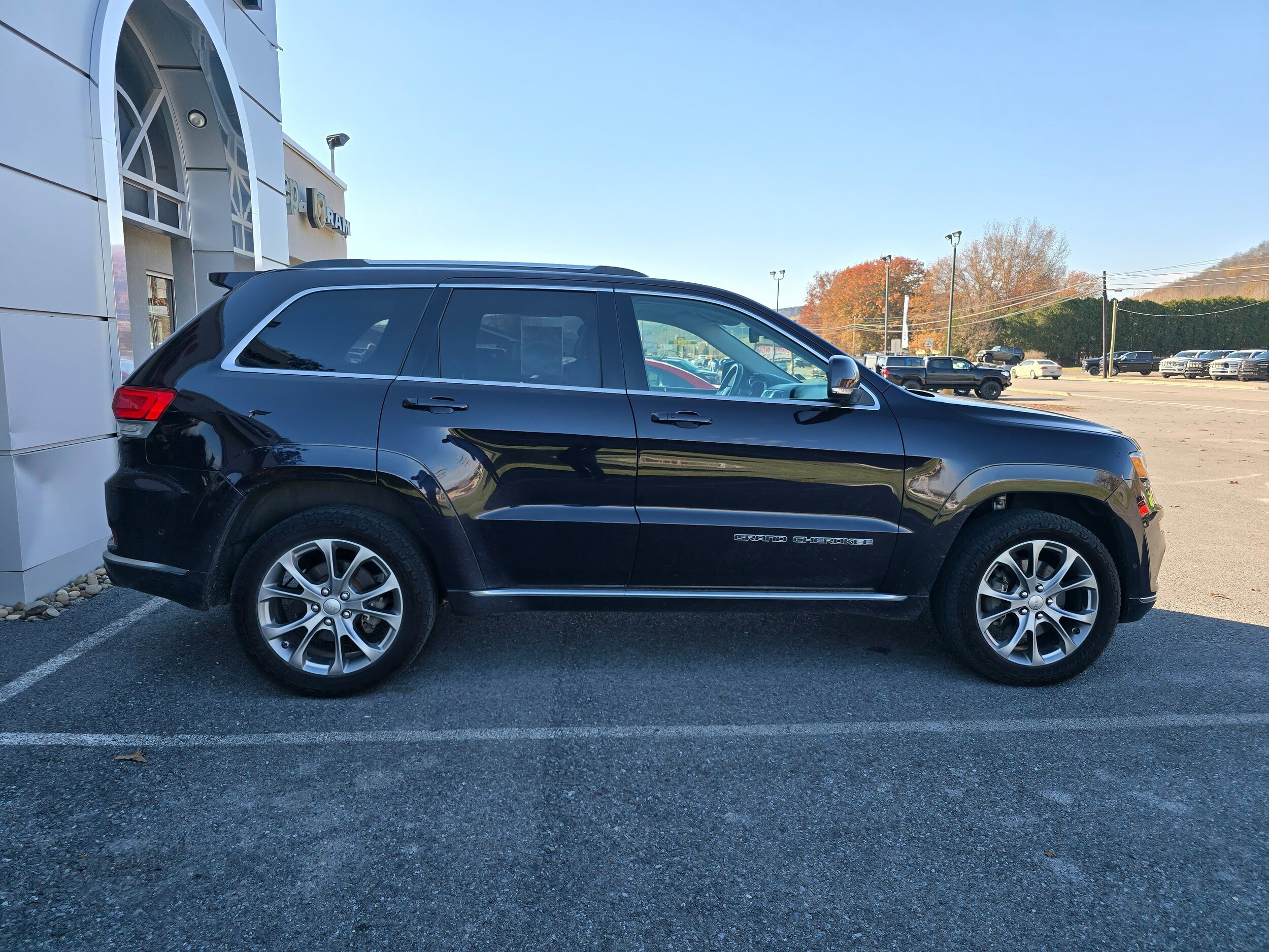 2019 Jeep Grand Cherokee Summit photo 2