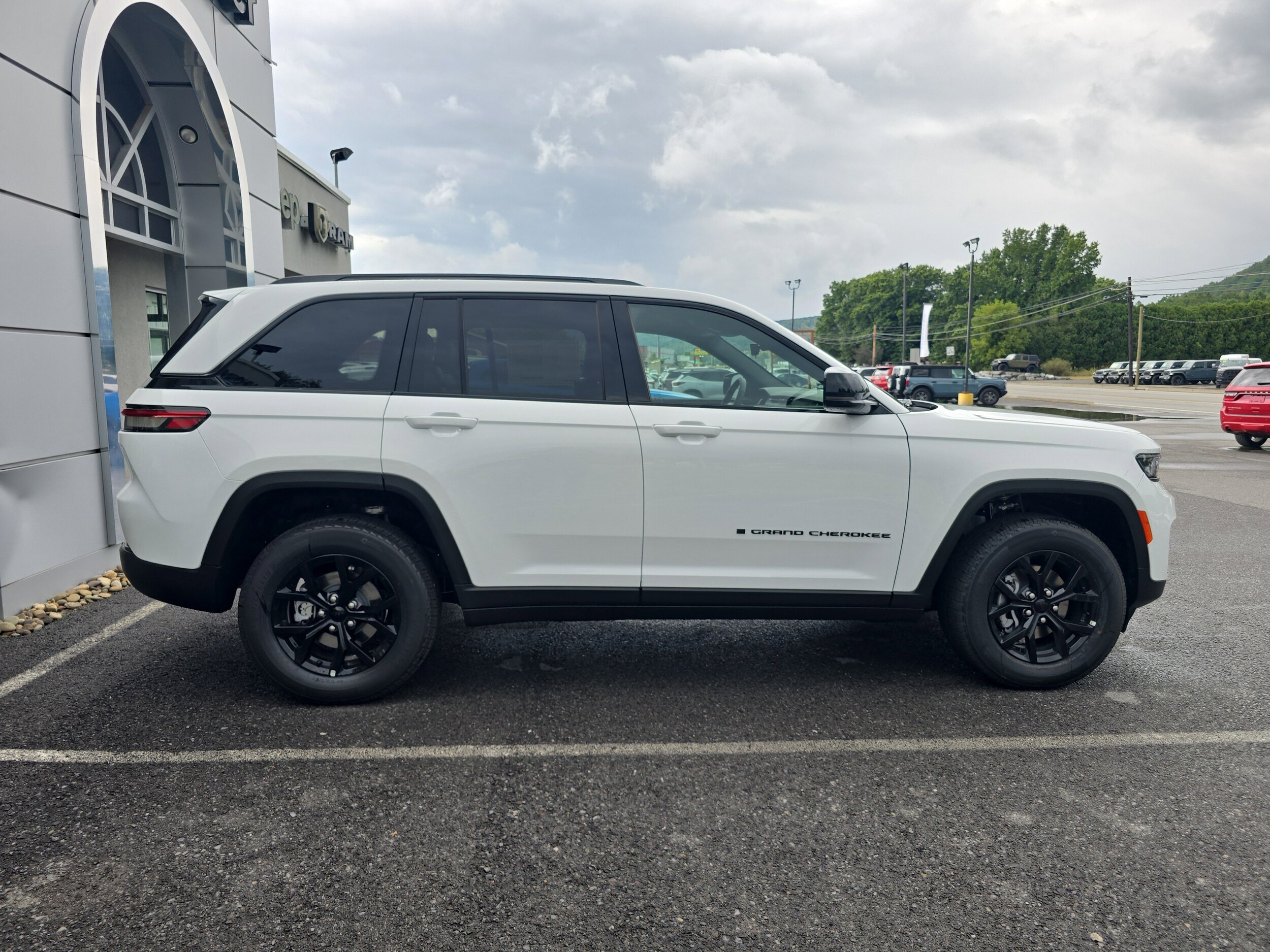 2025 Jeep Grand Cherokee Altitude photo 2
