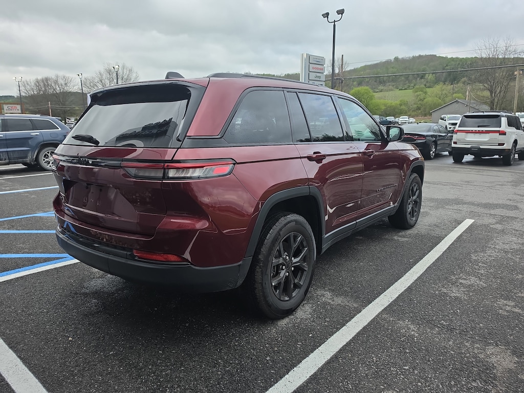 Used 2025 Jeep Grand Cherokee Altitude Laredo SUV