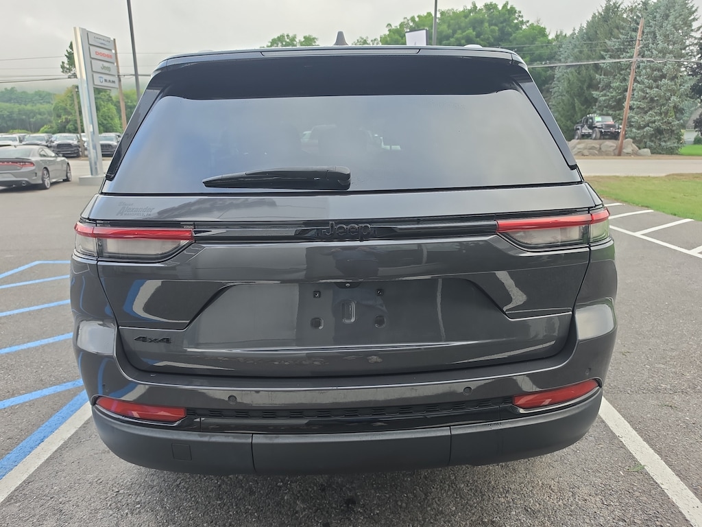 Used 2022 Jeep Grand Cherokee Laredo SUV