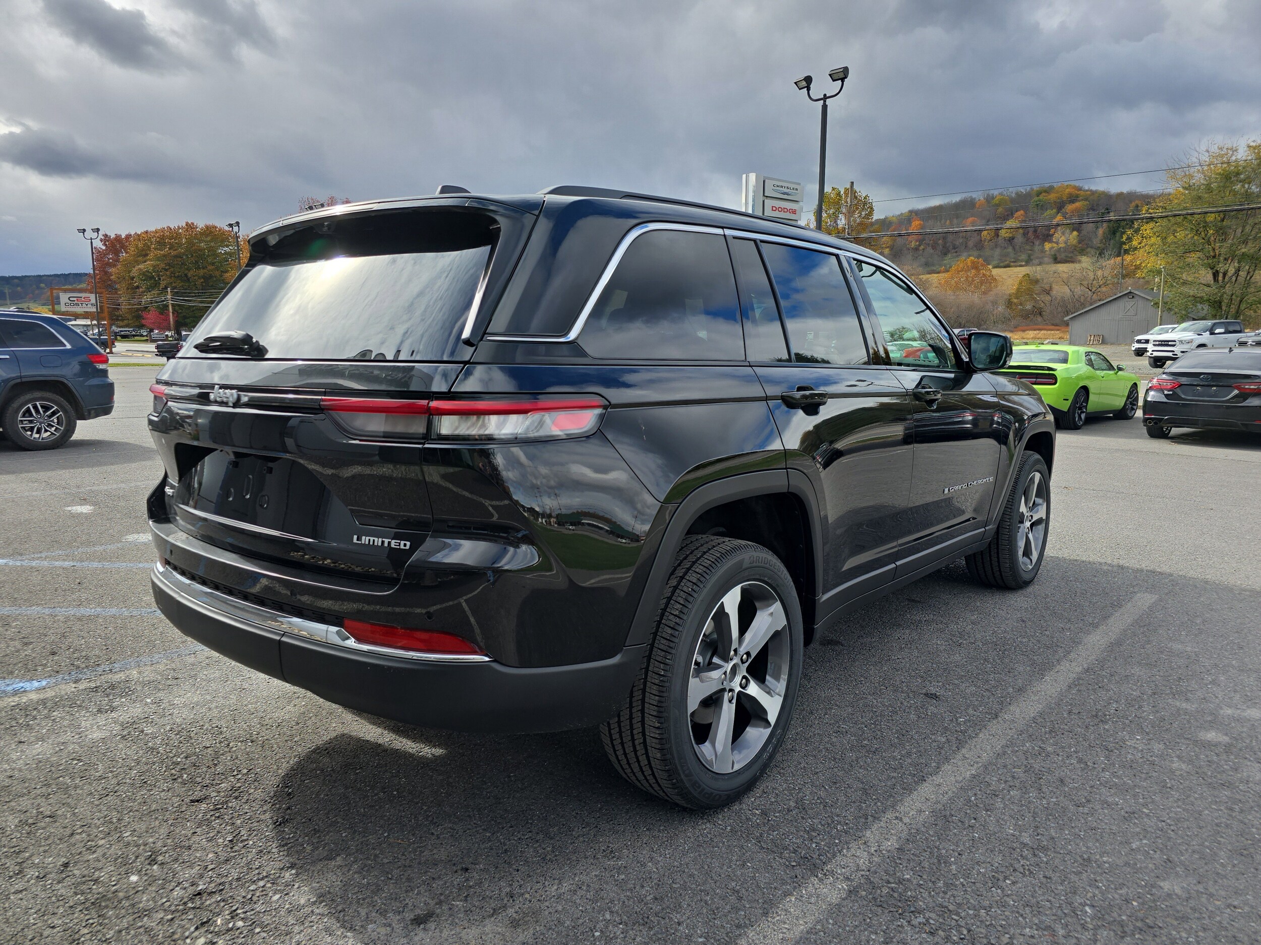 2025 Jeep Grand Cherokee Limited photo 2