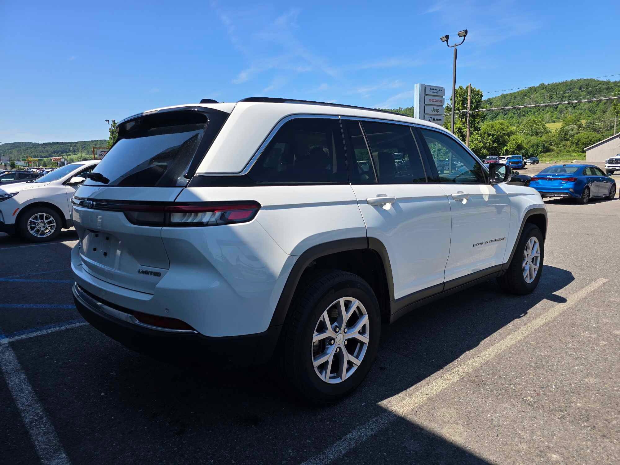 2022 Jeep Grand Cherokee Limited photo 3