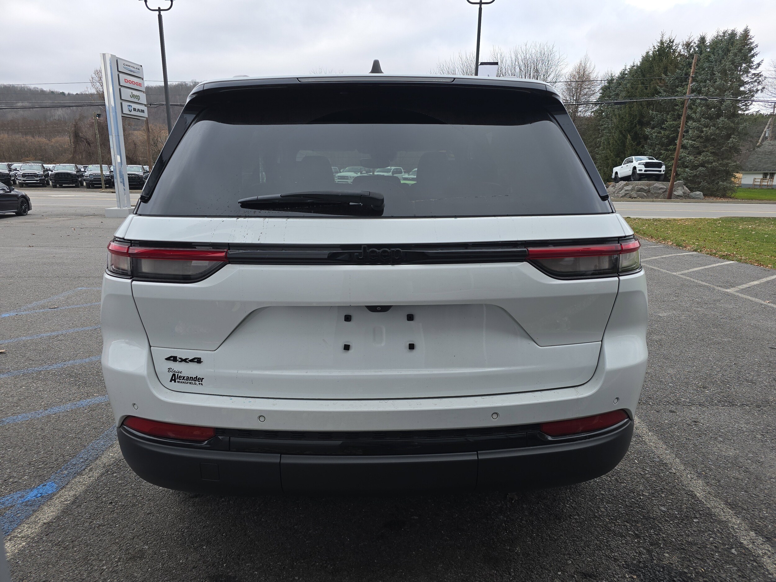 2023 Jeep Grand Cherokee Laredo Altitude photo 4