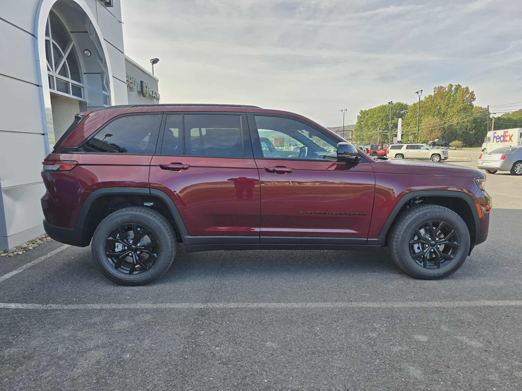 2025 Jeep Grand Cherokee Altitude photo 2