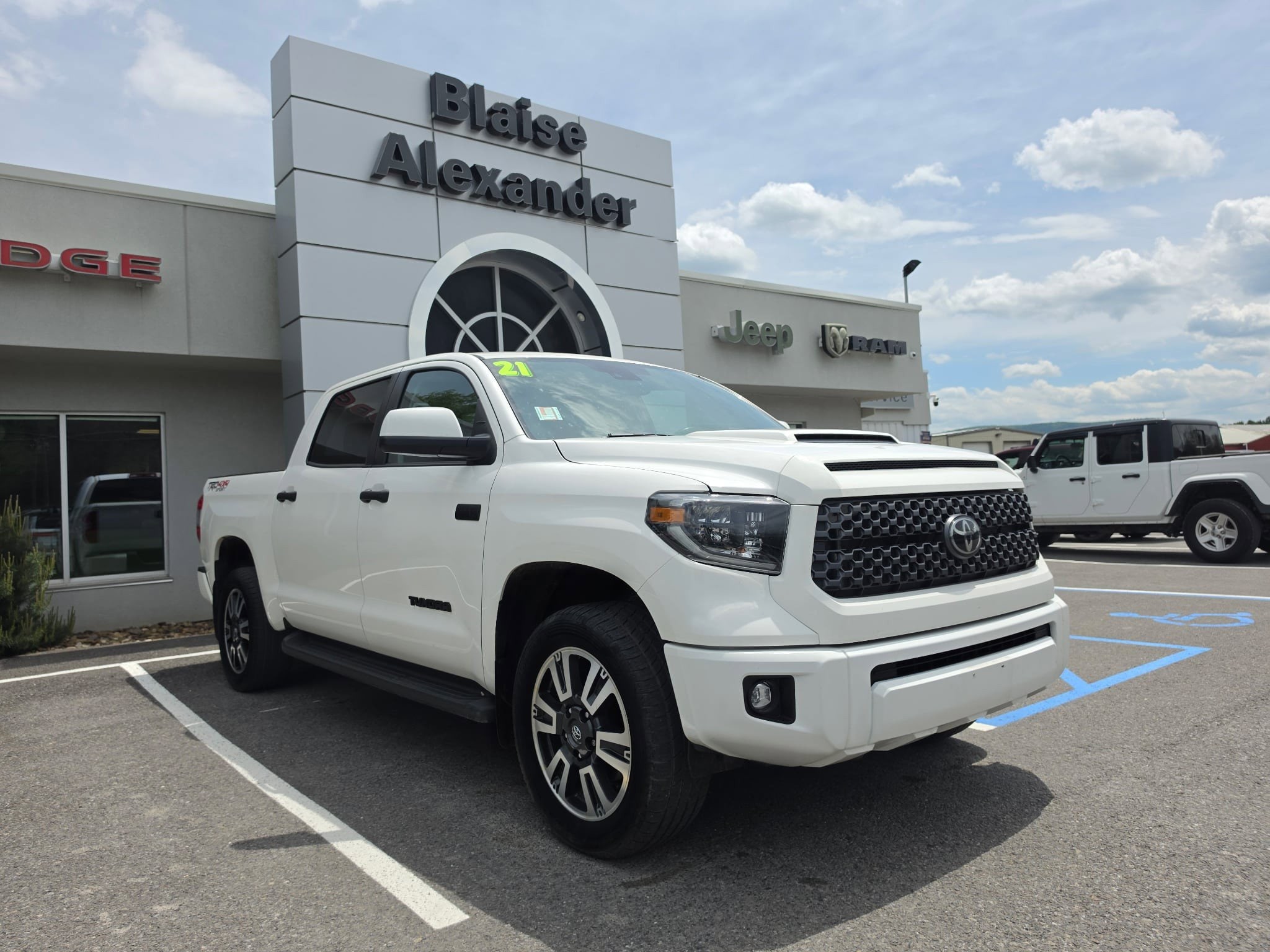 2021 Toyota Tundra SR5 5.7L 4WD Crew Max Short Bed's photo