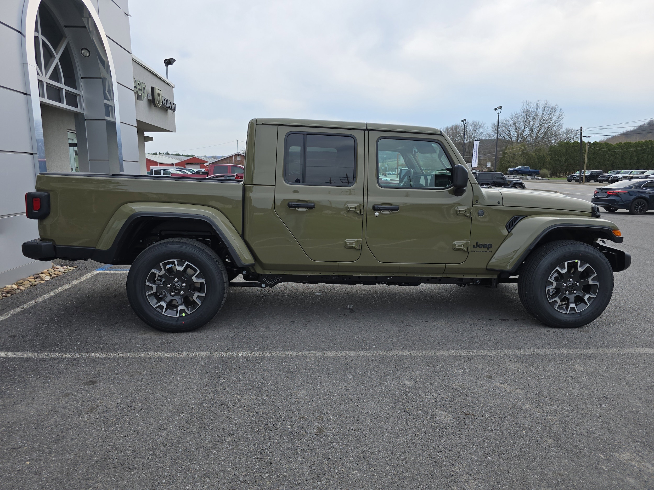 2025 Jeep Gladiator Sport S photo 2