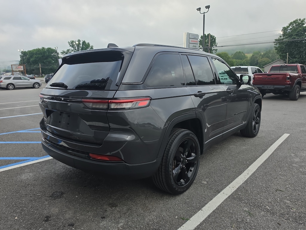 Used 2022 Jeep Grand Cherokee Laredo SUV
