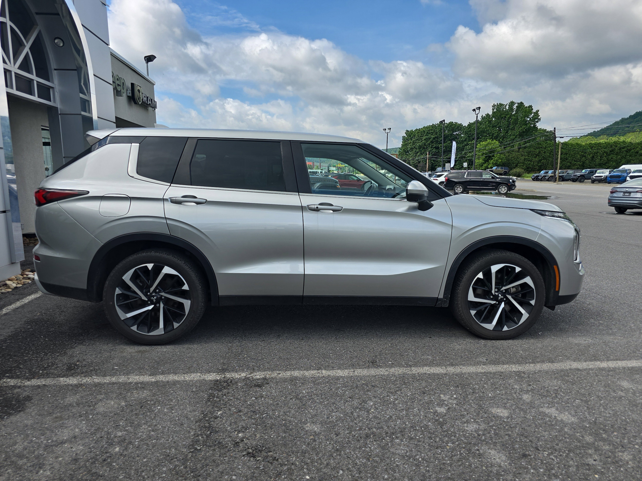 Used 2022 Mitsubishi Outlander SE with VIN JA4J4UA86NZ062990 for sale in Mansfield, PA
