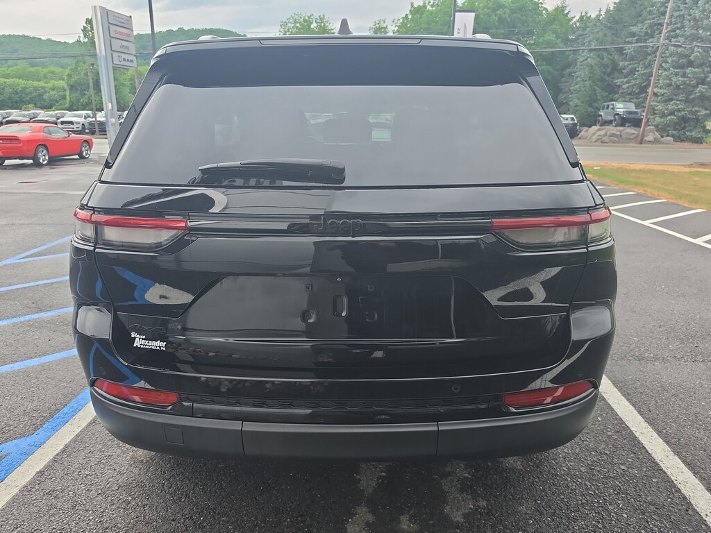 Used 2023 Jeep Grand Cherokee Laredo SUV