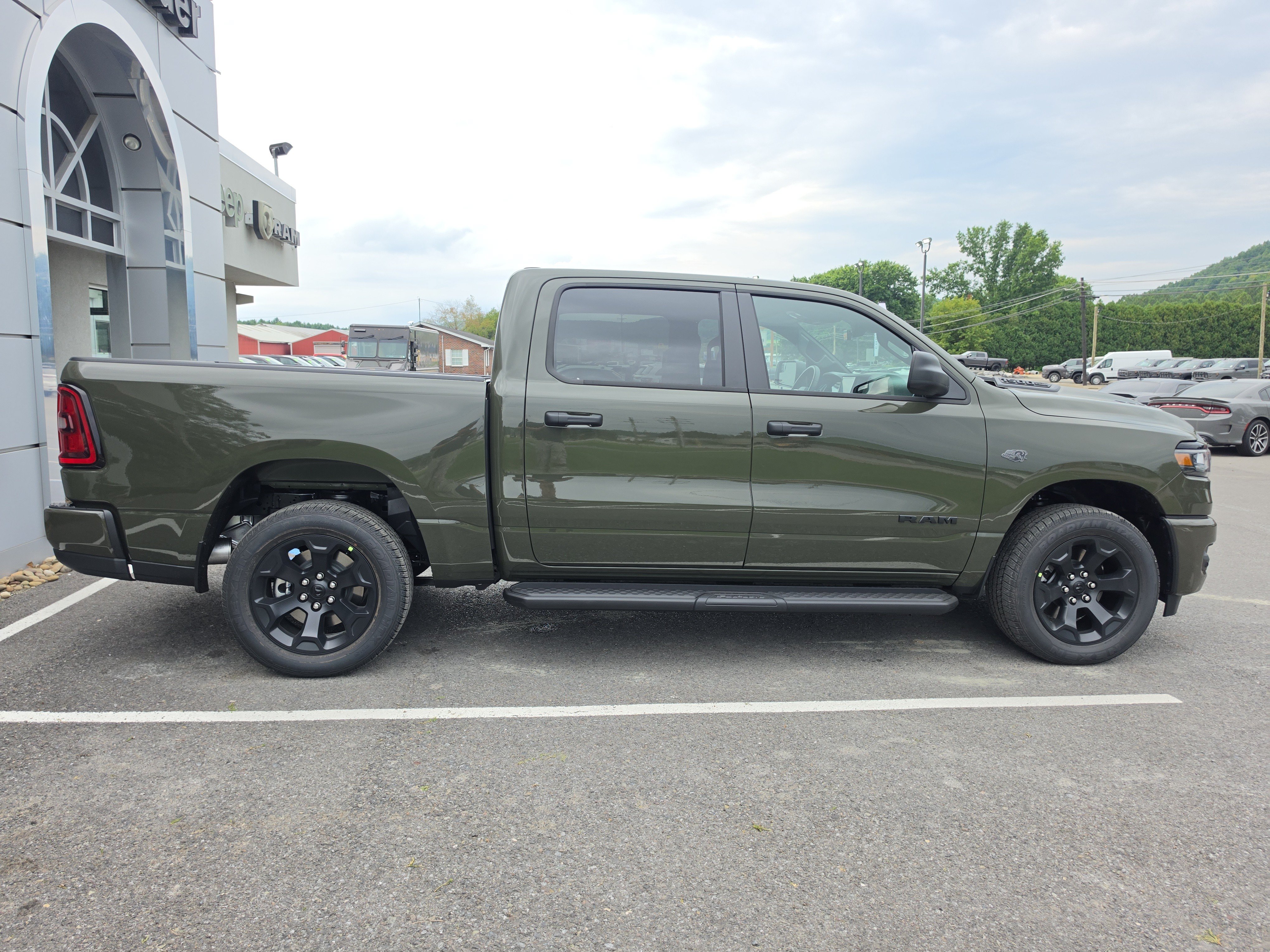 New 2027 Ram 1500 EXPRESS CREW CAB 4X4 5'7 BOX Pickup