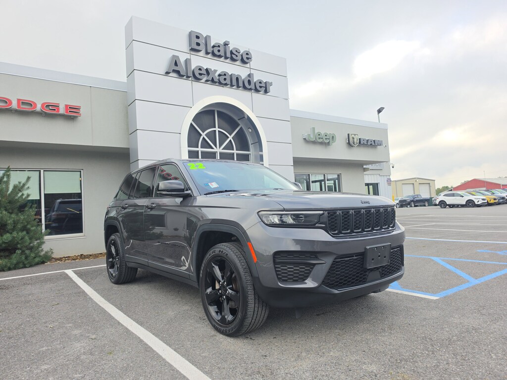 Used 2022 Jeep Grand Cherokee Laredo SUV