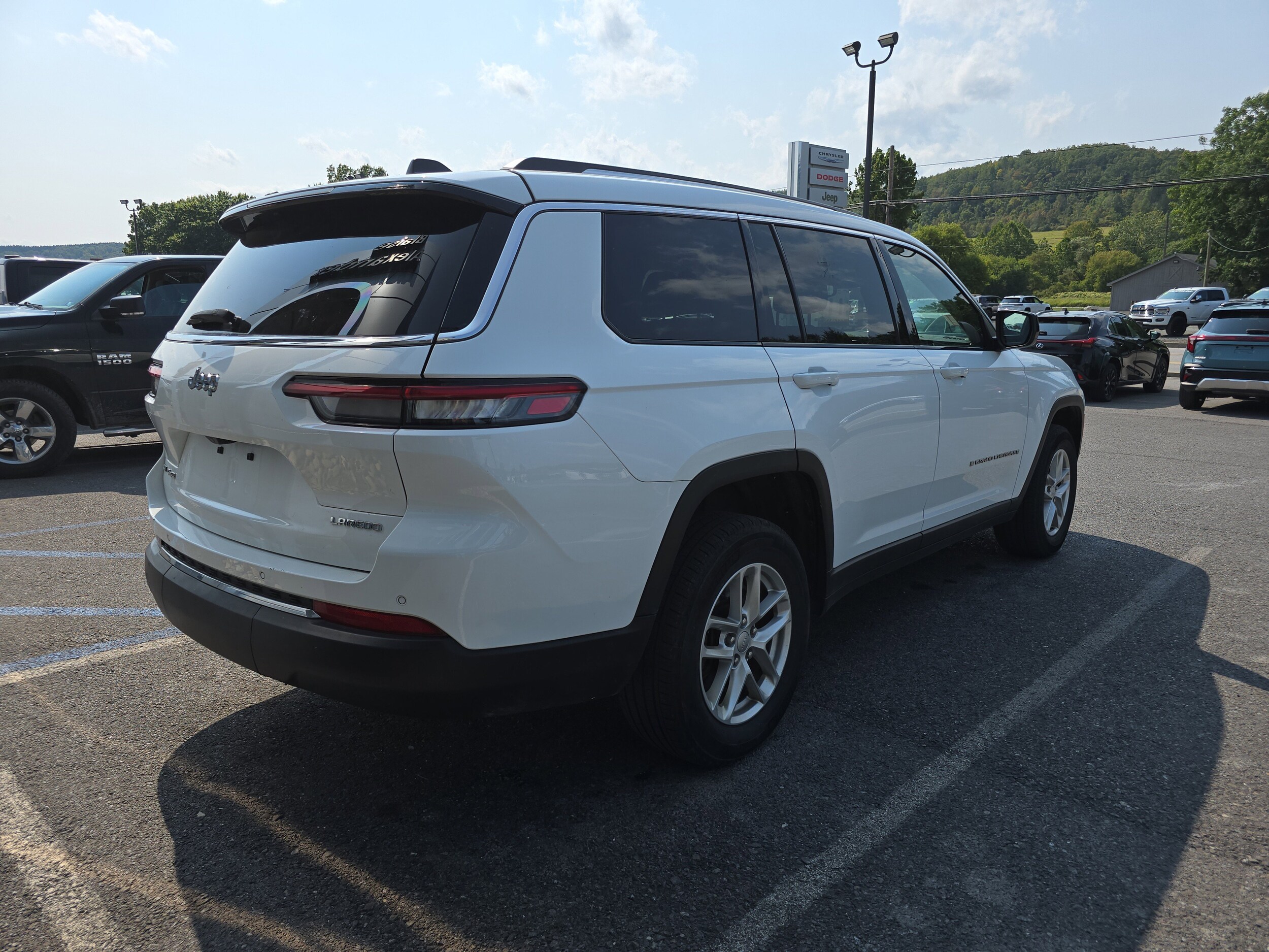2022 Jeep Grand Cherokee Laredo photo 3