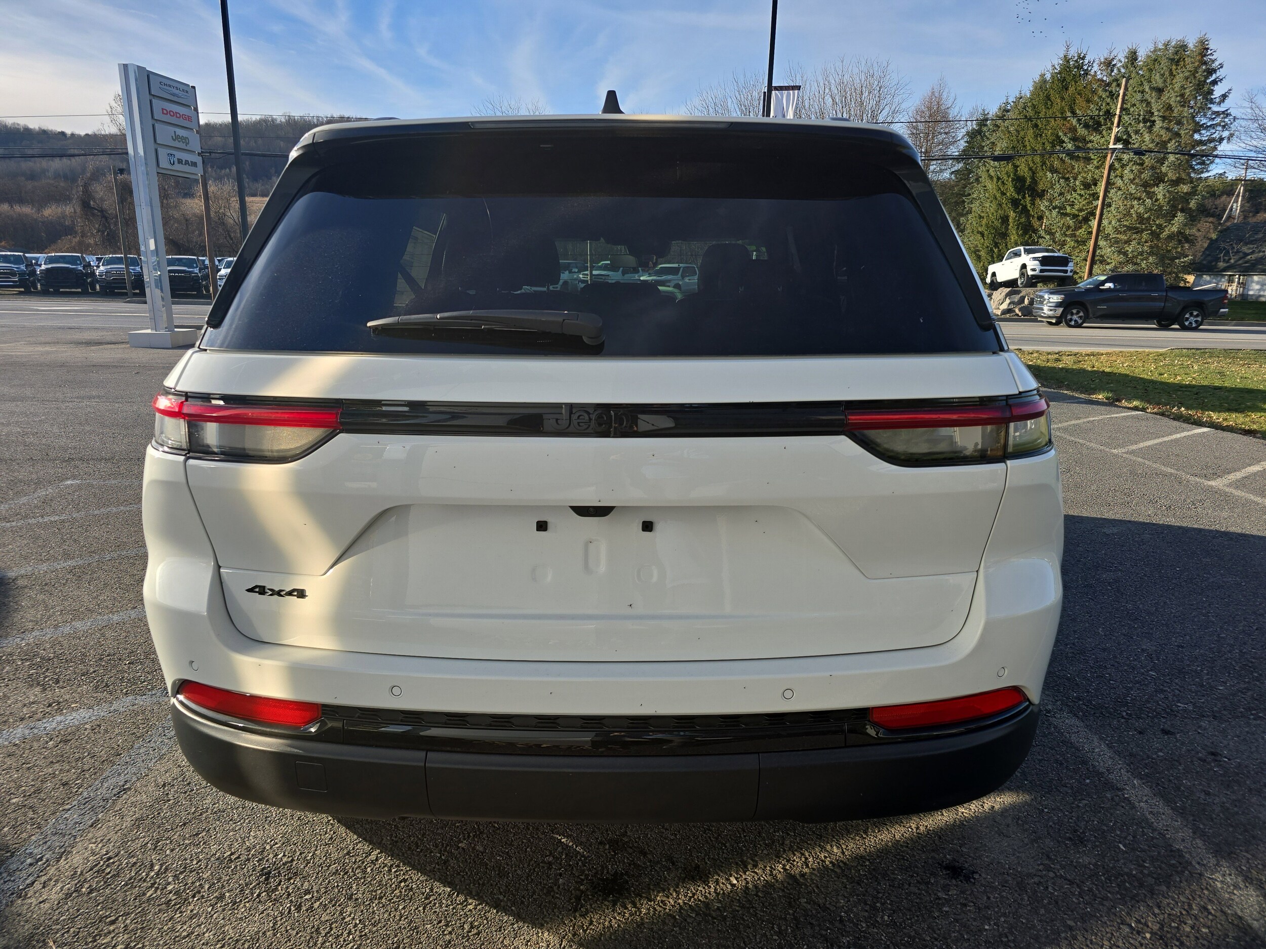 2025 Jeep Grand Cherokee Altitude photo 2