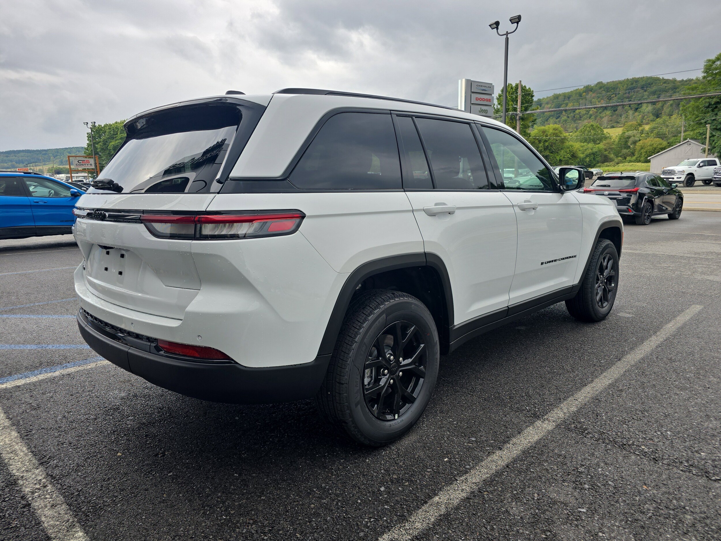 2025 Jeep Grand Cherokee Altitude photo 3