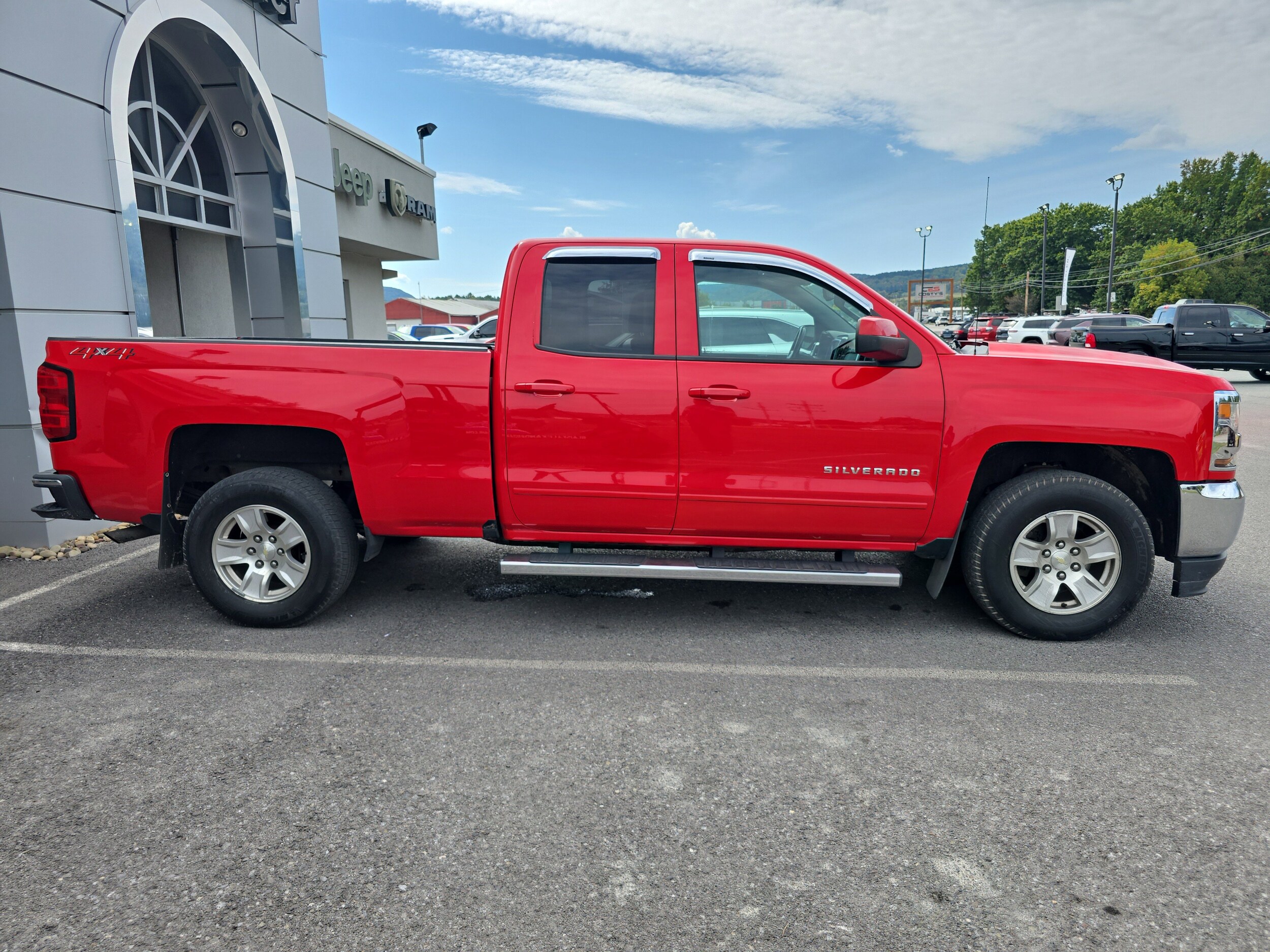 2018 Chevrolet Silverado 1500 LT photo 2