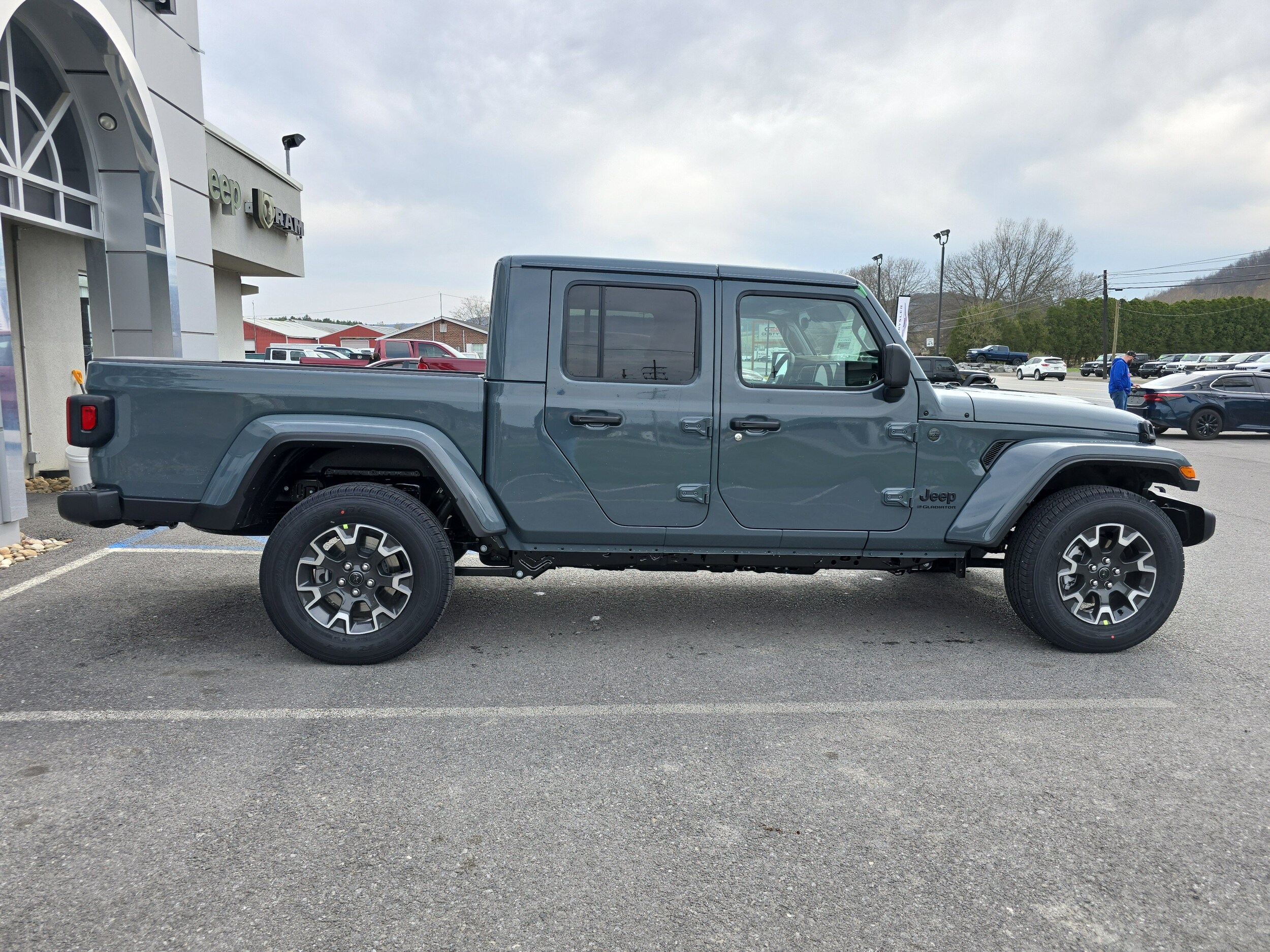 2025 Jeep Gladiator Sport S photo 2