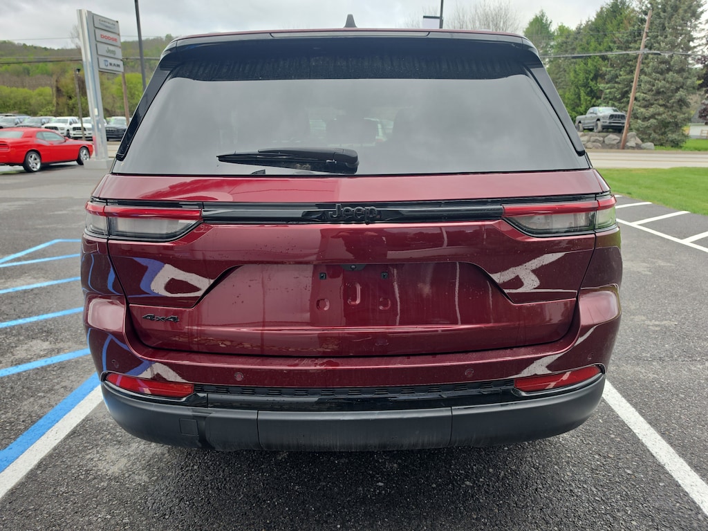 Used 2025 Jeep Grand Cherokee Altitude Laredo SUV